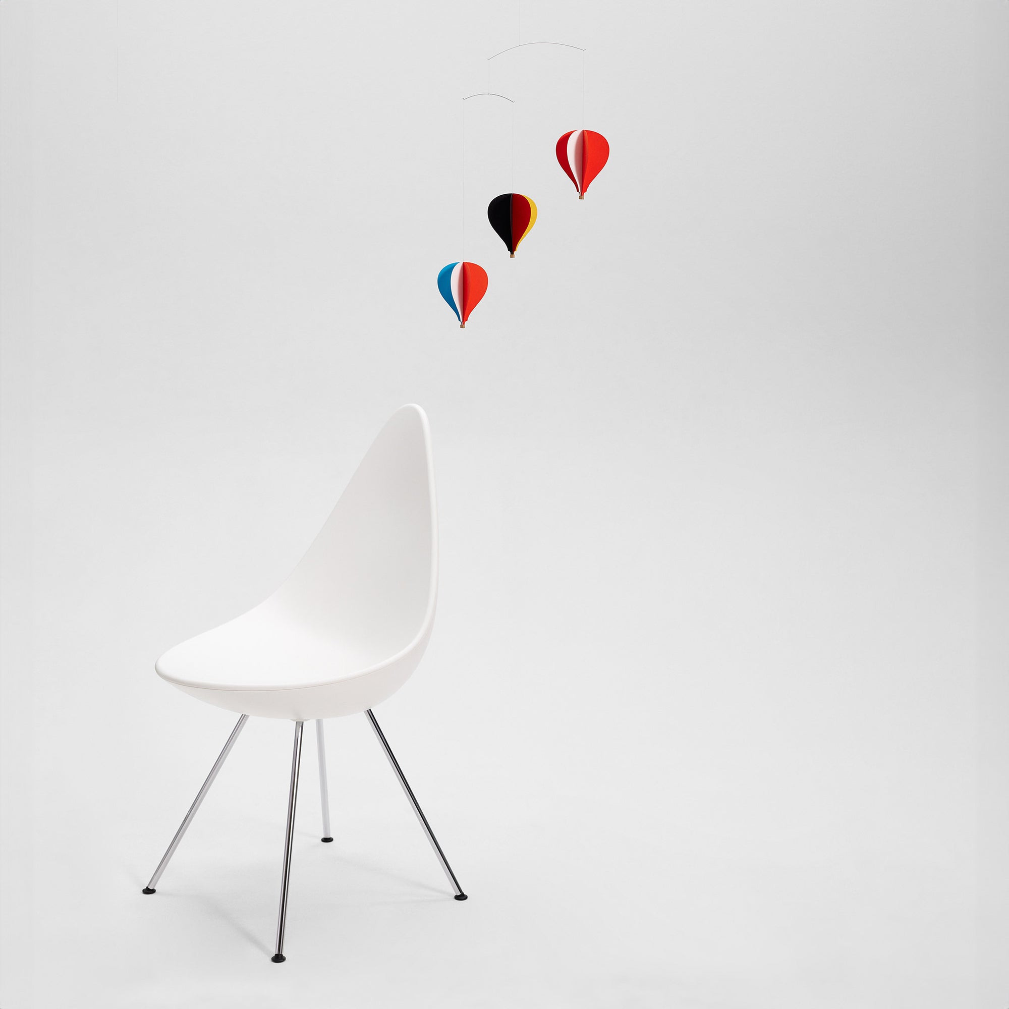 Flensted Mobiles（フレンステッド・モビール）は、1953年創業のデンマーク発・モビール専門ブランド。北欧デザインの文脈に立脚し、造形・質量配分・回転慣性を最適化して、わずかな気流でも自律的に表情を変える構成美を追求します。各パーツは重心とトルクの釣り合いを精密に設計し、静止と運動のあいだを往還する“動く彫刻”として空間に時間軸を付与。代表作「Lucky Storks」から幾何学、鳥類、気球まで多彩で、紙・ステンレス・木材の軽量構造は施工負荷が小さく、住宅・商業・ホスピタリティ・キッズ空間に適合します。現在もデンマーク国内で手作業組立・品質管理を徹底し、視覚ノイズを抑えた運動リズムが集中・鎮静・遊び心をもたらします。北欧インテリアの天井飾りや吊り下げモビールとして、リビング・子供部屋・出産祝いギフトに最適なデンマーク製の正規品です。
