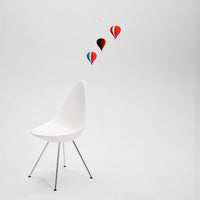 Flensted Mobiles（フレンステッド・モビール）は、1953年創業のデンマーク発・モビール専門ブランド。北欧デザインの文脈に立脚し、造形・質量配分・回転慣性を最適化して、わずかな気流でも自律的に表情を変える構成美を追求します。各パーツは重心とトルクの釣り合いを精密に設計し、静止と運動のあいだを往還する“動く彫刻”として空間に時間軸を付与。代表作「Lucky Storks」から幾何学、鳥類、気球まで多彩で、紙・ステンレス・木材の軽量構造は施工負荷が小さく、住宅・商業・ホスピタリティ・キッズ空間に適合します。現在もデンマーク国内で手作業組立・品質管理を徹底し、視覚ノイズを抑えた運動リズムが集中・鎮静・遊び心をもたらします。北欧インテリアの天井飾りや吊り下げモビールとして、リビング・子供部屋・出産祝いギフトに最適なデンマーク製の正規品です。