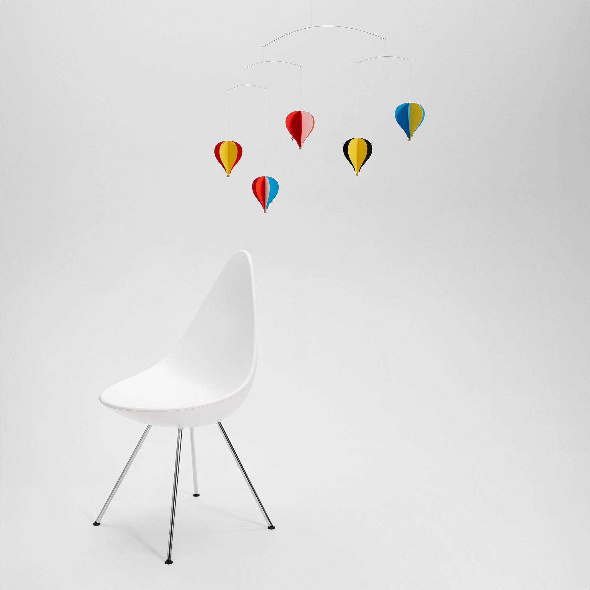 Flensted Mobiles（フレンステッド・モビール）は、1953年創業のデンマーク発・モビール専門ブランド。北欧デザインの文脈に立脚し、造形・質量配分・回転慣性を最適化して、わずかな気流でも自律的に表情を変える構成美を追求します。各パーツは重心とトルクの釣り合いを精密に設計し、静止と運動のあいだを往還する“動く彫刻”として空間に時間軸を付与。代表作「Lucky Storks」から幾何学、鳥類、気球まで多彩で、紙・ステンレス・木材の軽量構造は施工負荷が小さく、住宅・商業・ホスピタリティ・キッズ空間に適合します。現在もデンマーク国内で手作業組立・品質管理を徹底し、視覚ノイズを抑えた運動リズムが集中・鎮静・遊び心をもたらします。北欧インテリアの天井飾りや吊り下げモビールとして、リビング・子供部屋・出産祝いギフトに最適なデンマーク製の正規品です。