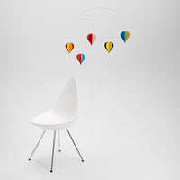 Flensted Mobiles（フレンステッド・モビール）は、1953年創業のデンマーク発・モビール専門ブランド。北欧デザインの文脈に立脚し、造形・質量配分・回転慣性を最適化して、わずかな気流でも自律的に表情を変える構成美を追求します。各パーツは重心とトルクの釣り合いを精密に設計し、静止と運動のあいだを往還する“動く彫刻”として空間に時間軸を付与。代表作「Lucky Storks」から幾何学、鳥類、気球まで多彩で、紙・ステンレス・木材の軽量構造は施工負荷が小さく、住宅・商業・ホスピタリティ・キッズ空間に適合します。現在もデンマーク国内で手作業組立・品質管理を徹底し、視覚ノイズを抑えた運動リズムが集中・鎮静・遊び心をもたらします。北欧インテリアの天井飾りや吊り下げモビールとして、リビング・子供部屋・出産祝いギフトに最適なデンマーク製の正規品です。