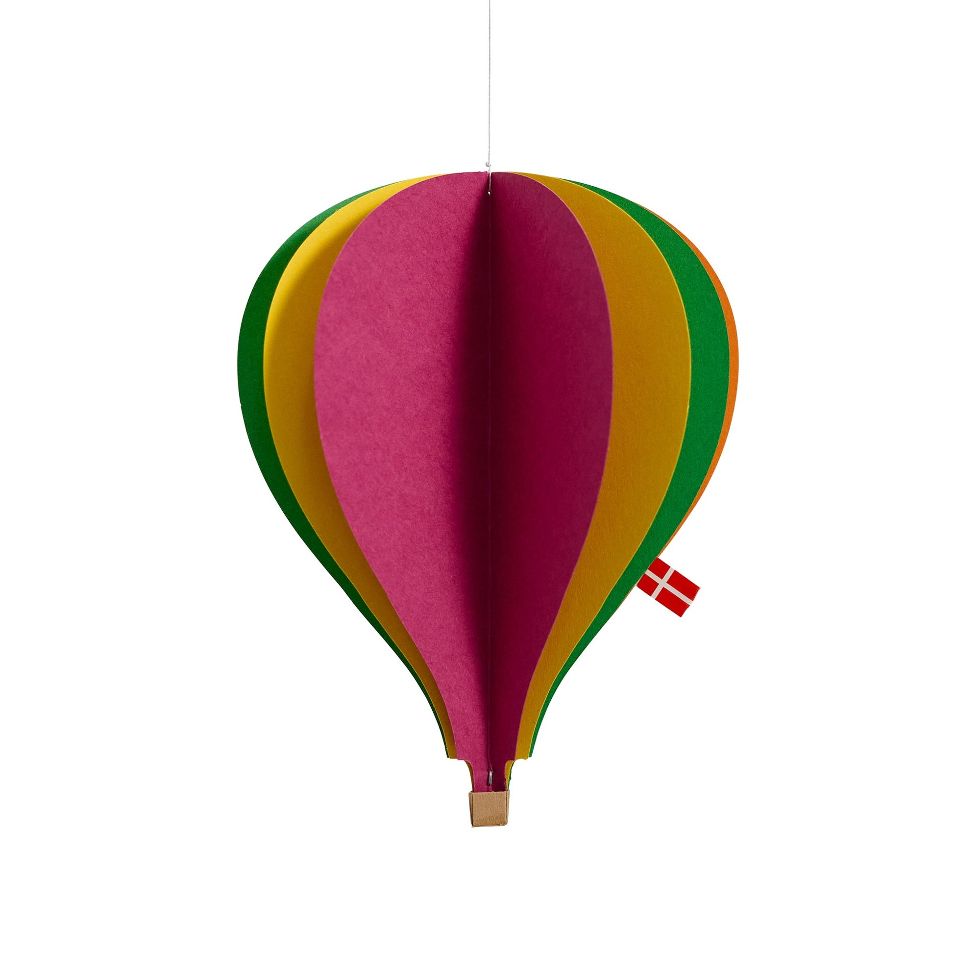 Flensted Mobiles（フレンステッド・モビール）は、1953年創業のデンマーク発・モビール専門ブランド。北欧デザインの文脈に立脚し、造形・質量配分・回転慣性を最適化して、わずかな気流でも自律的に表情を変える構成美を追求します。各パーツは重心とトルクの釣り合いを精密に設計し、静止と運動のあいだを往還する“動く彫刻”として空間に時間軸を付与。代表作「Lucky Storks」から幾何学、鳥類、気球まで多彩で、紙・ステンレス・木材の軽量構造は施工負荷が小さく、住宅・商業・ホスピタリティ・キッズ空間に適合します。現在もデンマーク国内で手作業組立・品質管理を徹底し、視覚ノイズを抑えた運動リズムが集中・鎮静・遊び心をもたらします。北欧インテリアの天井飾りや吊り下げモビールとして、リビング・子供部屋・出産祝いギフトに最適なデンマーク製の正規品です。