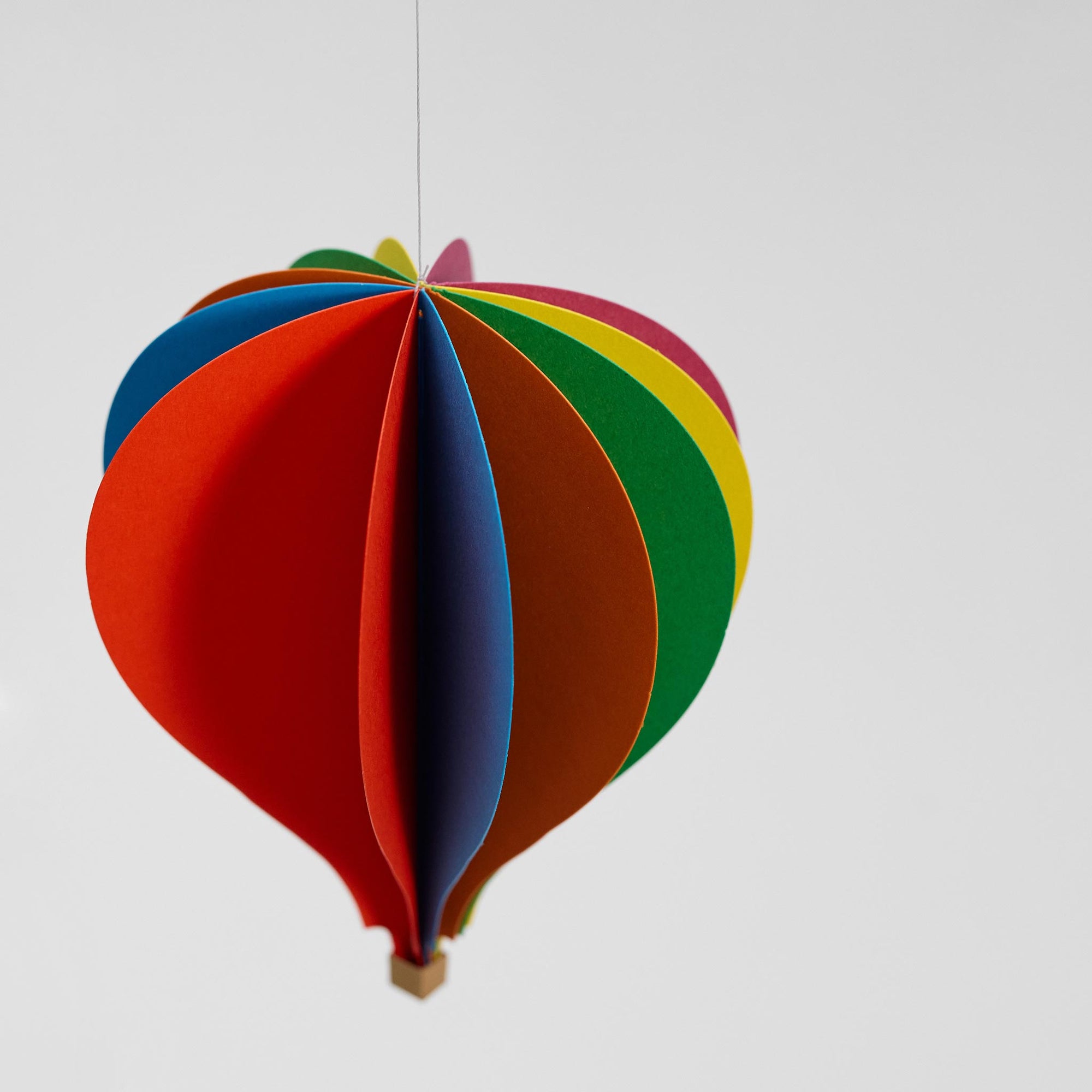 Flensted Mobiles（フレンステッド・モビール）は、1953年創業のデンマーク発・モビール専門ブランド。北欧デザインの文脈に立脚し、造形・質量配分・回転慣性を最適化して、わずかな気流でも自律的に表情を変える構成美を追求します。各パーツは重心とトルクの釣り合いを精密に設計し、静止と運動のあいだを往還する“動く彫刻”として空間に時間軸を付与。代表作「Lucky Storks」から幾何学、鳥類、気球まで多彩で、紙・ステンレス・木材の軽量構造は施工負荷が小さく、住宅・商業・ホスピタリティ・キッズ空間に適合します。現在もデンマーク国内で手作業組立・品質管理を徹底し、視覚ノイズを抑えた運動リズムが集中・鎮静・遊び心をもたらします。北欧インテリアの天井飾りや吊り下げモビールとして、リビング・子供部屋・出産祝いギフトに最適なデンマーク製の正規品です。