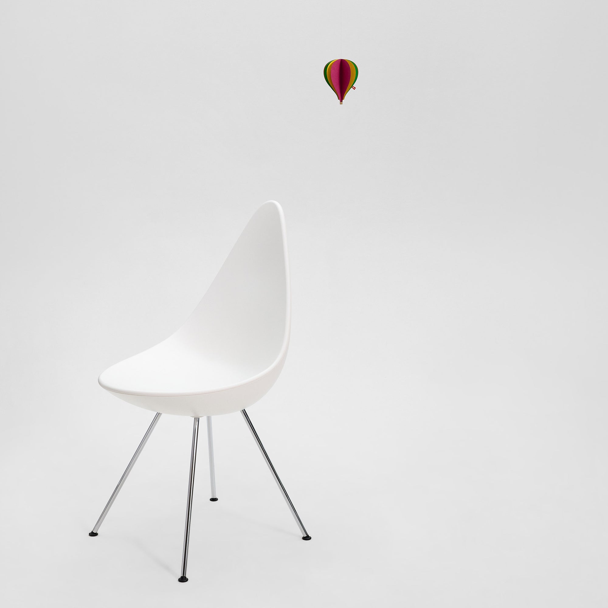 Flensted Mobiles（フレンステッド・モビール）は、1953年創業のデンマーク発・モビール専門ブランド。北欧デザインの文脈に立脚し、造形・質量配分・回転慣性を最適化して、わずかな気流でも自律的に表情を変える構成美を追求します。各パーツは重心とトルクの釣り合いを精密に設計し、静止と運動のあいだを往還する“動く彫刻”として空間に時間軸を付与。代表作「Lucky Storks」から幾何学、鳥類、気球まで多彩で、紙・ステンレス・木材の軽量構造は施工負荷が小さく、住宅・商業・ホスピタリティ・キッズ空間に適合します。現在もデンマーク国内で手作業組立・品質管理を徹底し、視覚ノイズを抑えた運動リズムが集中・鎮静・遊び心をもたらします。北欧インテリアの天井飾りや吊り下げモビールとして、リビング・子供部屋・出産祝いギフトに最適なデンマーク製の正規品です。