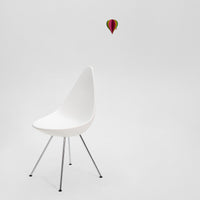 Flensted Mobiles（フレンステッド・モビール）は、1953年創業のデンマーク発・モビール専門ブランド。北欧デザインの文脈に立脚し、造形・質量配分・回転慣性を最適化して、わずかな気流でも自律的に表情を変える構成美を追求します。各パーツは重心とトルクの釣り合いを精密に設計し、静止と運動のあいだを往還する“動く彫刻”として空間に時間軸を付与。代表作「Lucky Storks」から幾何学、鳥類、気球まで多彩で、紙・ステンレス・木材の軽量構造は施工負荷が小さく、住宅・商業・ホスピタリティ・キッズ空間に適合します。現在もデンマーク国内で手作業組立・品質管理を徹底し、視覚ノイズを抑えた運動リズムが集中・鎮静・遊び心をもたらします。北欧インテリアの天井飾りや吊り下げモビールとして、リビング・子供部屋・出産祝いギフトに最適なデンマーク製の正規品です。