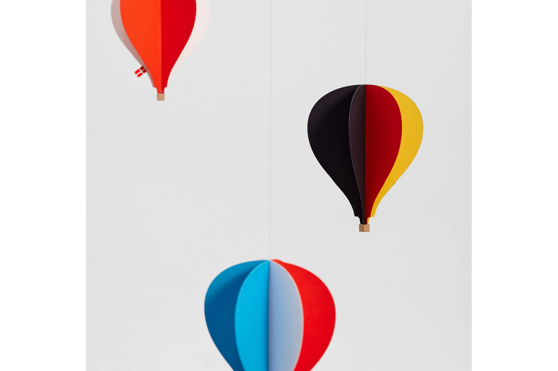 Flensted Hanging Art（フレンステッド・ハンギングアート）は、1954年にデンマークで誕生した北欧モビールの老舗ブランドです。創業者クリスチャン・フレンステッドと妻グレーテが自宅で最初のモビールを作ったことから始まり、現在も家族経営のもと、すべて手作業で丁寧に製作されています。風や空気の流れで繊細に揺れるモビールは、リビングや寝室、子供部屋、玄関、オフィスなど、さまざまな空間に静けさと調和をもたらします。北欧インテリアやモダンアートと調和するシンプルで洗練されたデザインは、出産祝いや引越し祝い、誕生日などのギフトにも最適。2024年にはブランド名を「Flensted mobiles」から「Flensted Hanging Art」へ刷新し、アート性とハンドメイドの温もりをそのままに、より現代的な世界観を発信しています。癒しの空間演出を求める方におすすめのインテリアアートです。