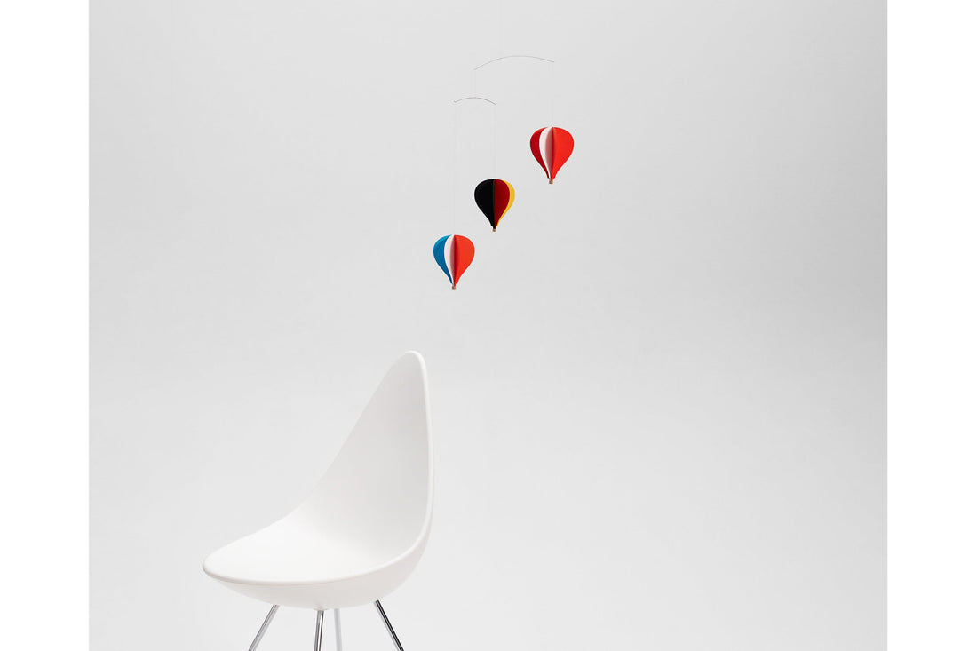 Flensted Hanging Art（フレンステッド・ハンギングアート）は、1954年にデンマークで誕生した北欧モビールの老舗ブランドです。創業者クリスチャン・フレンステッドと妻グレーテが自宅で最初のモビールを作ったことから始まり、現在も家族経営のもと、すべて手作業で丁寧に製作されています。風や空気の流れで繊細に揺れるモビールは、リビングや寝室、子供部屋、玄関、オフィスなど、さまざまな空間に静けさと調和をもたらします。北欧インテリアやモダンアートと調和するシンプルで洗練されたデザインは、出産祝いや引越し祝い、誕生日などのギフトにも最適。2024年にはブランド名を「Flensted mobiles」から「Flensted Hanging Art」へ刷新し、アート性とハンドメイドの温もりをそのままに、より現代的な世界観を発信しています。癒しの空間演出を求める方におすすめのインテリアアートです。