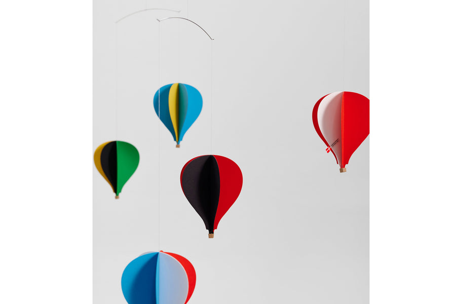 Flensted Hanging Art（フレンステッド・ハンギングアート）は、1954年にデンマークで誕生した北欧モビールの老舗ブランドです。創業者クリスチャン・フレンステッドと妻グレーテが自宅で最初のモビールを作ったことから始まり、現在も家族経営のもと、すべて手作業で丁寧に製作されています。風や空気の流れで繊細に揺れるモビールは、リビングや寝室、子供部屋、玄関、オフィスなど、さまざまな空間に静けさと調和をもたらします。北欧インテリアやモダンアートと調和するシンプルで洗練されたデザインは、出産祝いや引越し祝い、誕生日などのギフトにも最適。2024年にはブランド名を「Flensted mobiles」から「Flensted Hanging Art」へ刷新し、アート性とハンドメイドの温もりをそのままに、より現代的な世界観を発信しています。癒しの空間演出を求める方におすすめのインテリアアートです。