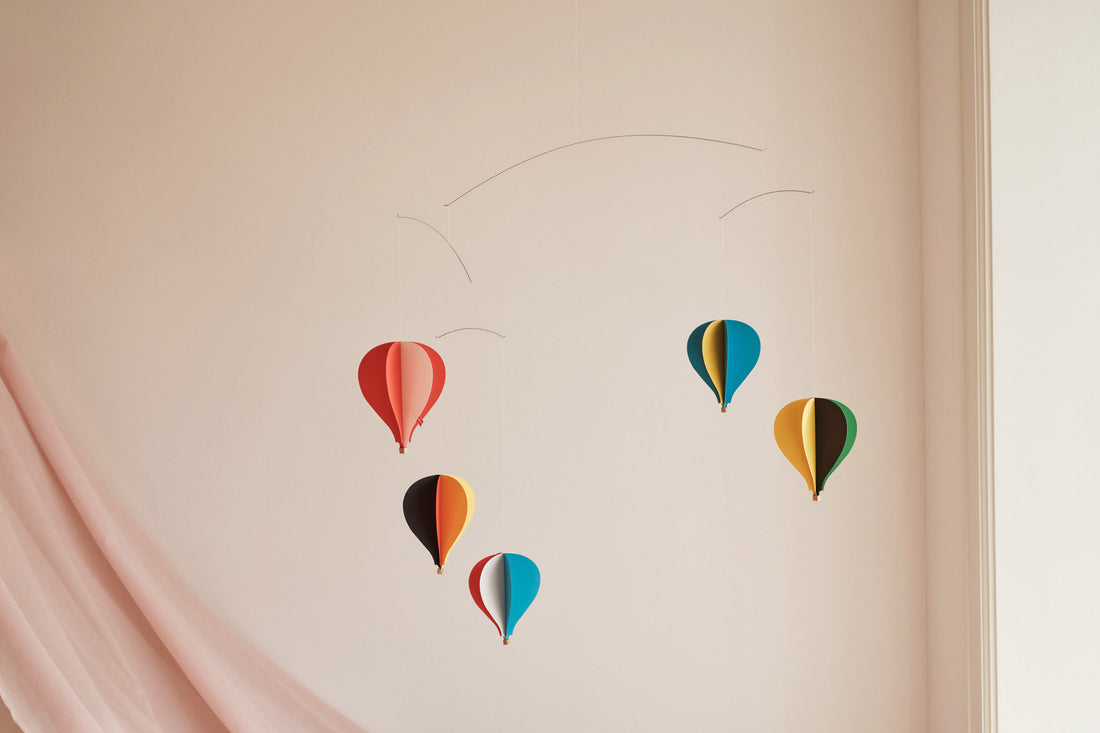 Flensted Hanging Art（フレンステッド・ハンギングアート）は、1954年にデンマークで誕生した北欧モビールの老舗ブランドです。創業者クリスチャン・フレンステッドと妻グレーテが自宅で最初のモビールを作ったことから始まり、現在も家族経営のもと、すべて手作業で丁寧に製作されています。風や空気の流れで繊細に揺れるモビールは、リビングや寝室、子供部屋、玄関、オフィスなど、さまざまな空間に静けさと調和をもたらします。北欧インテリアやモダンアートと調和するシンプルで洗練されたデザインは、出産祝いや引越し祝い、誕生日などのギフトにも最適。2024年にはブランド名を「Flensted mobiles」から「Flensted Hanging Art」へ刷新し、アート性とハンドメイドの温もりをそのままに、より現代的な世界観を発信しています。癒しの空間演出を求める方におすすめのインテリアアートです。