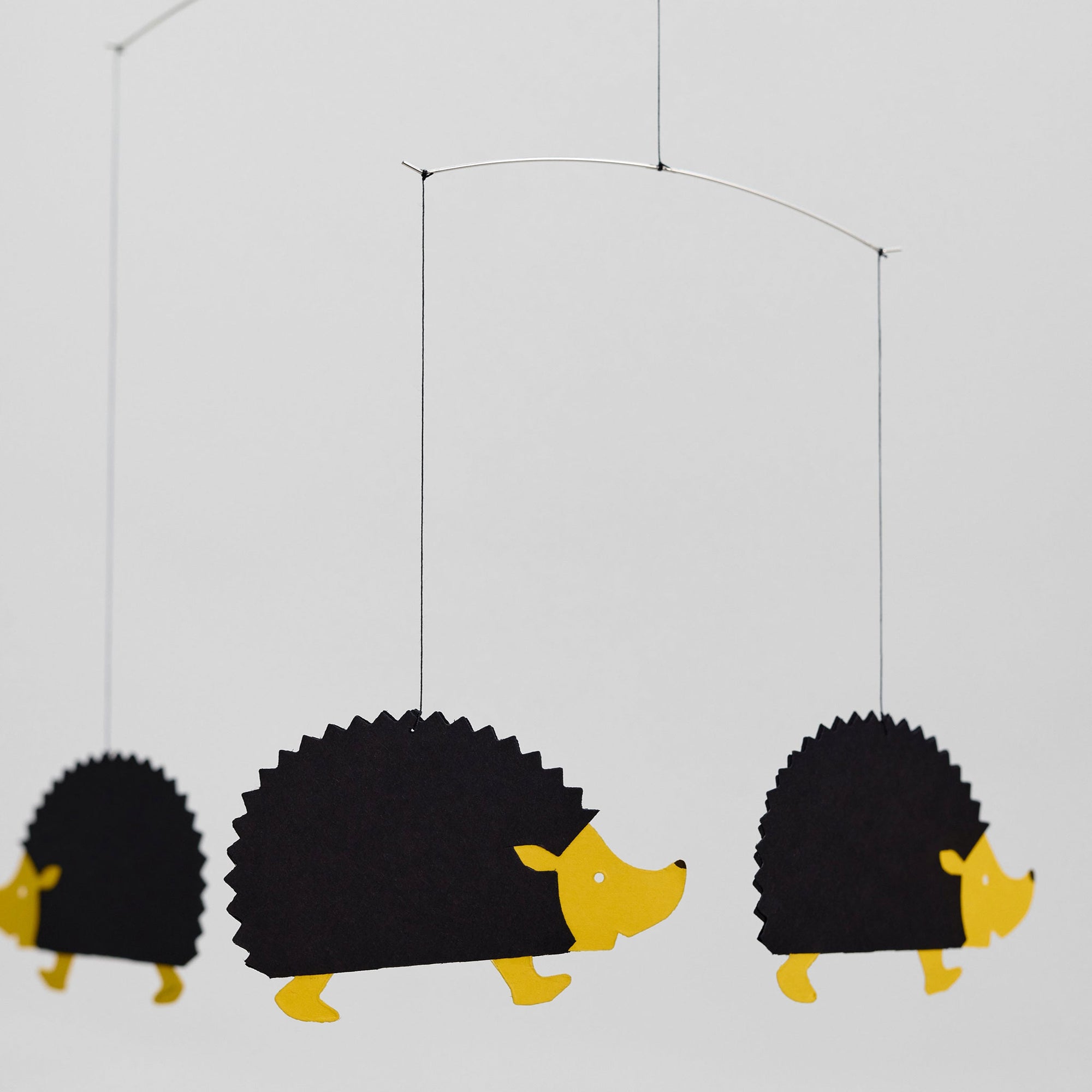 Flensted Mobiles（フレンステッド・モビール）は、1953年創業のデンマーク発・モビール専門ブランド。北欧デザインの文脈に立脚し、造形・質量配分・回転慣性を最適化して、わずかな気流でも自律的に表情を変える構成美を追求します。各パーツは重心とトルクの釣り合いを精密に設計し、静止と運動のあいだを往還する“動く彫刻”として空間に時間軸を付与。代表作「Lucky Storks」から幾何学、鳥類、気球まで多彩で、紙・ステンレス・木材の軽量構造は施工負荷が小さく、住宅・商業・ホスピタリティ・キッズ空間に適合します。現在もデンマーク国内で手作業組立・品質管理を徹底し、視覚ノイズを抑えた運動リズムが集中・鎮静・遊び心をもたらします。北欧インテリアの天井飾りや吊り下げモビールとして、リビング・子供部屋・出産祝いギフトに最適なデンマーク製の正規品です。