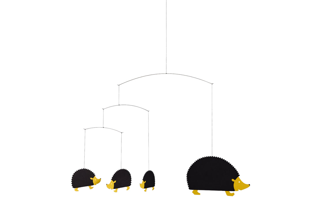 Flensted Hanging Art（フレンステッド・ハンギングアート）は、1954年にデンマークで誕生した北欧モビールの老舗ブランドです。創業者クリスチャン・フレンステッドと妻グレーテが自宅で最初のモビールを作ったことから始まり、現在も家族経営のもと、すべて手作業で丁寧に製作されています。風や空気の流れで繊細に揺れるモビールは、リビングや寝室、子供部屋、玄関、オフィスなど、さまざまな空間に静けさと調和をもたらします。北欧インテリアやモダンアートと調和するシンプルで洗練されたデザインは、出産祝いや引越し祝い、誕生日などのギフトにも最適。2024年にはブランド名を「Flensted mobiles」から「Flensted Hanging Art」へ刷新し、アート性とハンドメイドの温もりをそのままに、より現代的な世界観を発信しています。癒しの空間演出を求める方におすすめのインテリアアートです。