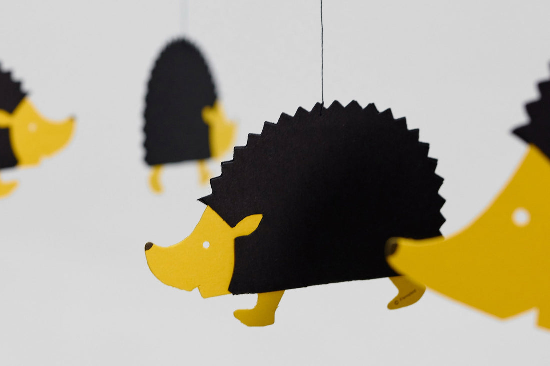 Flensted Hanging Art（フレンステッド・ハンギングアート）は、1954年にデンマークで誕生した北欧モビールの老舗ブランドです。創業者クリスチャン・フレンステッドと妻グレーテが自宅で最初のモビールを作ったことから始まり、現在も家族経営のもと、すべて手作業で丁寧に製作されています。風や空気の流れで繊細に揺れるモビールは、リビングや寝室、子供部屋、玄関、オフィスなど、さまざまな空間に静けさと調和をもたらします。北欧インテリアやモダンアートと調和するシンプルで洗練されたデザインは、出産祝いや引越し祝い、誕生日などのギフトにも最適。2024年にはブランド名を「Flensted mobiles」から「Flensted Hanging Art」へ刷新し、アート性とハンドメイドの温もりをそのままに、より現代的な世界観を発信しています。癒しの空間演出を求める方におすすめのインテリアアートです。