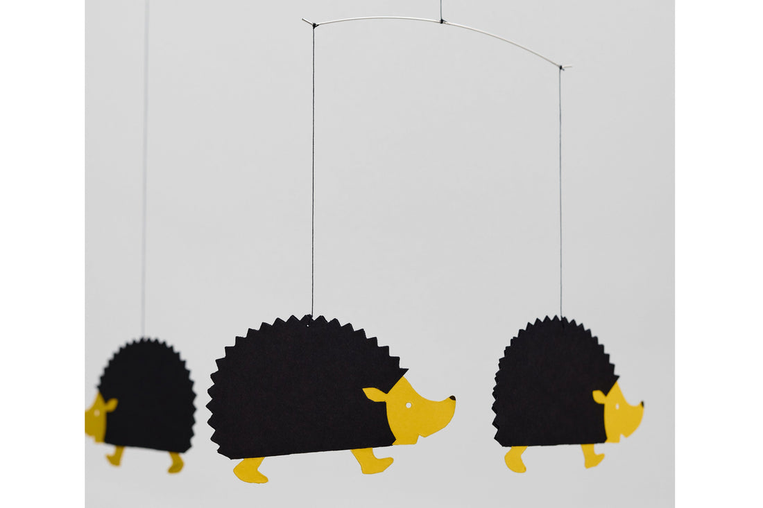 Flensted Hanging Art（フレンステッド・ハンギングアート）は、1954年にデンマークで誕生した北欧モビールの老舗ブランドです。創業者クリスチャン・フレンステッドと妻グレーテが自宅で最初のモビールを作ったことから始まり、現在も家族経営のもと、すべて手作業で丁寧に製作されています。風や空気の流れで繊細に揺れるモビールは、リビングや寝室、子供部屋、玄関、オフィスなど、さまざまな空間に静けさと調和をもたらします。北欧インテリアやモダンアートと調和するシンプルで洗練されたデザインは、出産祝いや引越し祝い、誕生日などのギフトにも最適。2024年にはブランド名を「Flensted mobiles」から「Flensted Hanging Art」へ刷新し、アート性とハンドメイドの温もりをそのままに、より現代的な世界観を発信しています。癒しの空間演出を求める方におすすめのインテリアアートです。