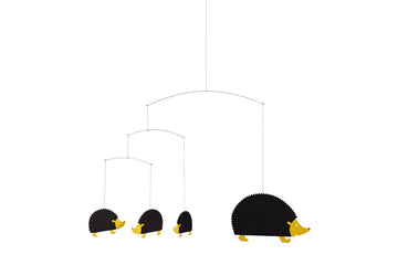 Flensted Hanging Art（フレンステッド・ハンギングアート）は、1954年にデンマークで誕生した北欧モビールの老舗ブランドです。創業者クリスチャン・フレンステッドと妻グレーテが自宅で最初のモビールを作ったことから始まり、現在も家族経営のもと、すべて手作業で丁寧に製作されています。風や空気の流れで繊細に揺れるモビールは、リビングや寝室、子供部屋、玄関、オフィスなど、さまざまな空間に静けさと調和をもたらします。北欧インテリアやモダンアートと調和するシンプルで洗練されたデザインは、出産祝いや引越し祝い、誕生日などのギフトにも最適。2024年にはブランド名を「Flensted mobiles」から「Flensted Hanging Art」へ刷新し、アート性とハンドメイドの温もりをそのままに、より現代的な世界観を発信しています。癒しの空間演出を求める方におすすめのインテリアアートです。