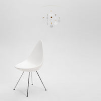 Flensted Mobiles（フレンステッド・モビール）は、1953年創業のデンマーク発・モビール専門ブランド。北欧デザインの文脈に立脚し、造形・質量配分・回転慣性を最適化して、わずかな気流でも自律的に表情を変える構成美を追求します。各パーツは重心とトルクの釣り合いを精密に設計し、静止と運動のあいだを往還する“動く彫刻”として空間に時間軸を付与。代表作「Lucky Storks」から幾何学、鳥類、気球まで多彩で、紙・ステンレス・木材の軽量構造は施工負荷が小さく、住宅・商業・ホスピタリティ・キッズ空間に適合します。現在もデンマーク国内で手作業組立・品質管理を徹底し、視覚ノイズを抑えた運動リズムが集中・鎮静・遊び心をもたらします。北欧インテリアの天井飾りや吊り下げモビールとして、リビング・子供部屋・出産祝いギフトに最適なデンマーク製の正規品です。