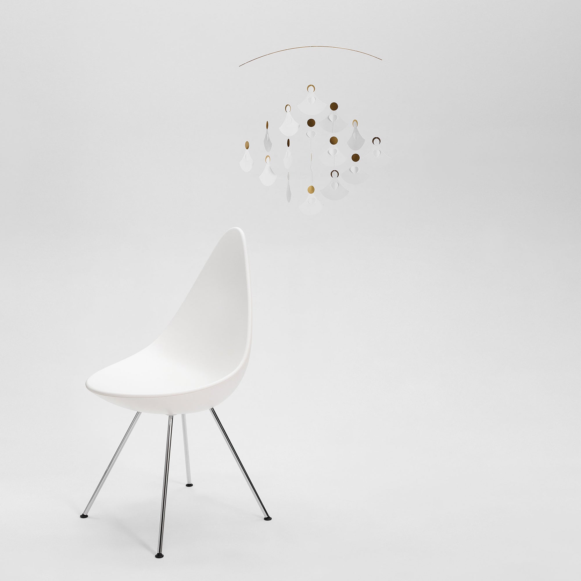 Flensted Mobiles（フレンステッド・モビール）は、1953年創業のデンマーク発・モビール専門ブランド。北欧デザインの文脈に立脚し、造形・質量配分・回転慣性を最適化して、わずかな気流でも自律的に表情を変える構成美を追求します。各パーツは重心とトルクの釣り合いを精密に設計し、静止と運動のあいだを往還する“動く彫刻”として空間に時間軸を付与。代表作「Lucky Storks」から幾何学、鳥類、気球まで多彩で、紙・ステンレス・木材の軽量構造は施工負荷が小さく、住宅・商業・ホスピタリティ・キッズ空間に適合します。現在もデンマーク国内で手作業組立・品質管理を徹底し、視覚ノイズを抑えた運動リズムが集中・鎮静・遊び心をもたらします。北欧インテリアの天井飾りや吊り下げモビールとして、リビング・子供部屋・出産祝いギフトに最適なデンマーク製の正規品です。