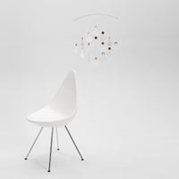 Flensted Mobiles（フレンステッド・モビール）は、1953年創業のデンマーク発・モビール専門ブランド。北欧デザインの文脈に立脚し、造形・質量配分・回転慣性を最適化して、わずかな気流でも自律的に表情を変える構成美を追求します。各パーツは重心とトルクの釣り合いを精密に設計し、静止と運動のあいだを往還する“動く彫刻”として空間に時間軸を付与。代表作「Lucky Storks」から幾何学、鳥類、気球まで多彩で、紙・ステンレス・木材の軽量構造は施工負荷が小さく、住宅・商業・ホスピタリティ・キッズ空間に適合します。現在もデンマーク国内で手作業組立・品質管理を徹底し、視覚ノイズを抑えた運動リズムが集中・鎮静・遊び心をもたらします。北欧インテリアの天井飾りや吊り下げモビールとして、リビング・子供部屋・出産祝いギフトに最適なデンマーク製の正規品です。