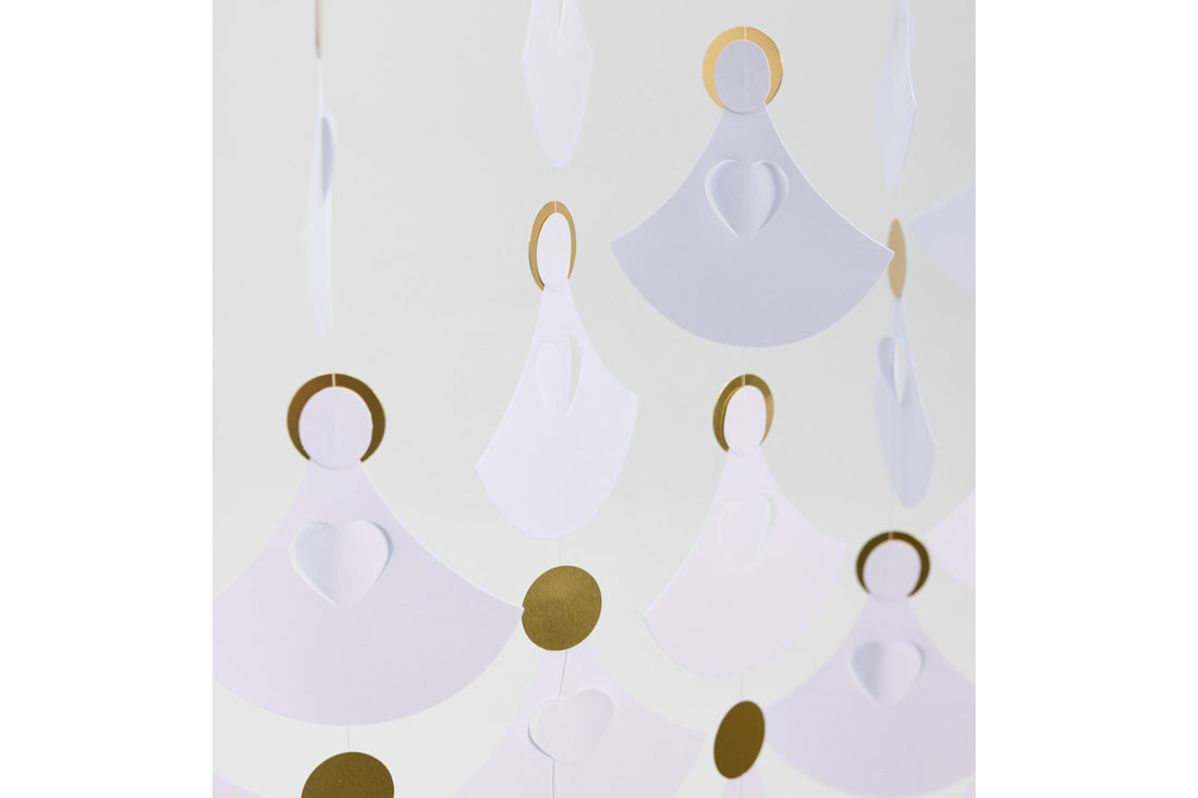 Flensted Hanging Art（フレンステッド・ハンギングアート）は、1954年にデンマークで誕生した北欧モビールの老舗ブランドです。創業者クリスチャン・フレンステッドと妻グレーテが自宅で最初のモビールを作ったことから始まり、現在も家族経営のもと、すべて手作業で丁寧に製作されています。風や空気の流れで繊細に揺れるモビールは、リビングや寝室、子供部屋、玄関、オフィスなど、さまざまな空間に静けさと調和をもたらします。北欧インテリアやモダンアートと調和するシンプルで洗練されたデザインは、出産祝いや引越し祝い、誕生日などのギフトにも最適。2024年にはブランド名を「Flensted mobiles」から「Flensted Hanging Art」へ刷新し、アート性とハンドメイドの温もりをそのままに、より現代的な世界観を発信しています。癒しの空間演出を求める方におすすめのインテリアアートです。