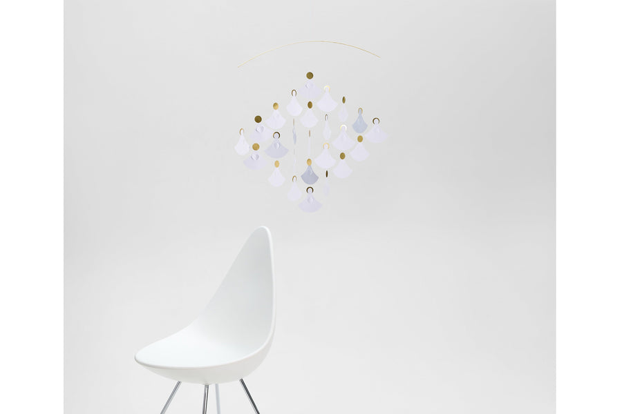Flensted Hanging Art（フレンステッド・ハンギングアート）は、1954年にデンマークで誕生した北欧モビールの老舗ブランドです。創業者クリスチャン・フレンステッドと妻グレーテが自宅で最初のモビールを作ったことから始まり、現在も家族経営のもと、すべて手作業で丁寧に製作されています。風や空気の流れで繊細に揺れるモビールは、リビングや寝室、子供部屋、玄関、オフィスなど、さまざまな空間に静けさと調和をもたらします。北欧インテリアやモダンアートと調和するシンプルで洗練されたデザインは、出産祝いや引越し祝い、誕生日などのギフトにも最適。2024年にはブランド名を「Flensted mobiles」から「Flensted Hanging Art」へ刷新し、アート性とハンドメイドの温もりをそのままに、より現代的な世界観を発信しています。癒しの空間演出を求める方におすすめのインテリアアートです。
