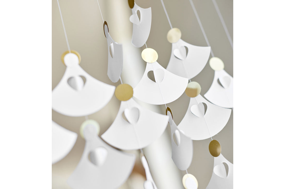 Flensted Hanging Art（フレンステッド・ハンギングアート）は、1954年にデンマークで誕生した北欧モビールの老舗ブランドです。創業者クリスチャン・フレンステッドと妻グレーテが自宅で最初のモビールを作ったことから始まり、現在も家族経営のもと、すべて手作業で丁寧に製作されています。風や空気の流れで繊細に揺れるモビールは、リビングや寝室、子供部屋、玄関、オフィスなど、さまざまな空間に静けさと調和をもたらします。北欧インテリアやモダンアートと調和するシンプルで洗練されたデザインは、出産祝いや引越し祝い、誕生日などのギフトにも最適。2024年にはブランド名を「Flensted mobiles」から「Flensted Hanging Art」へ刷新し、アート性とハンドメイドの温もりをそのままに、より現代的な世界観を発信しています。癒しの空間演出を求める方におすすめのインテリアアートです。
