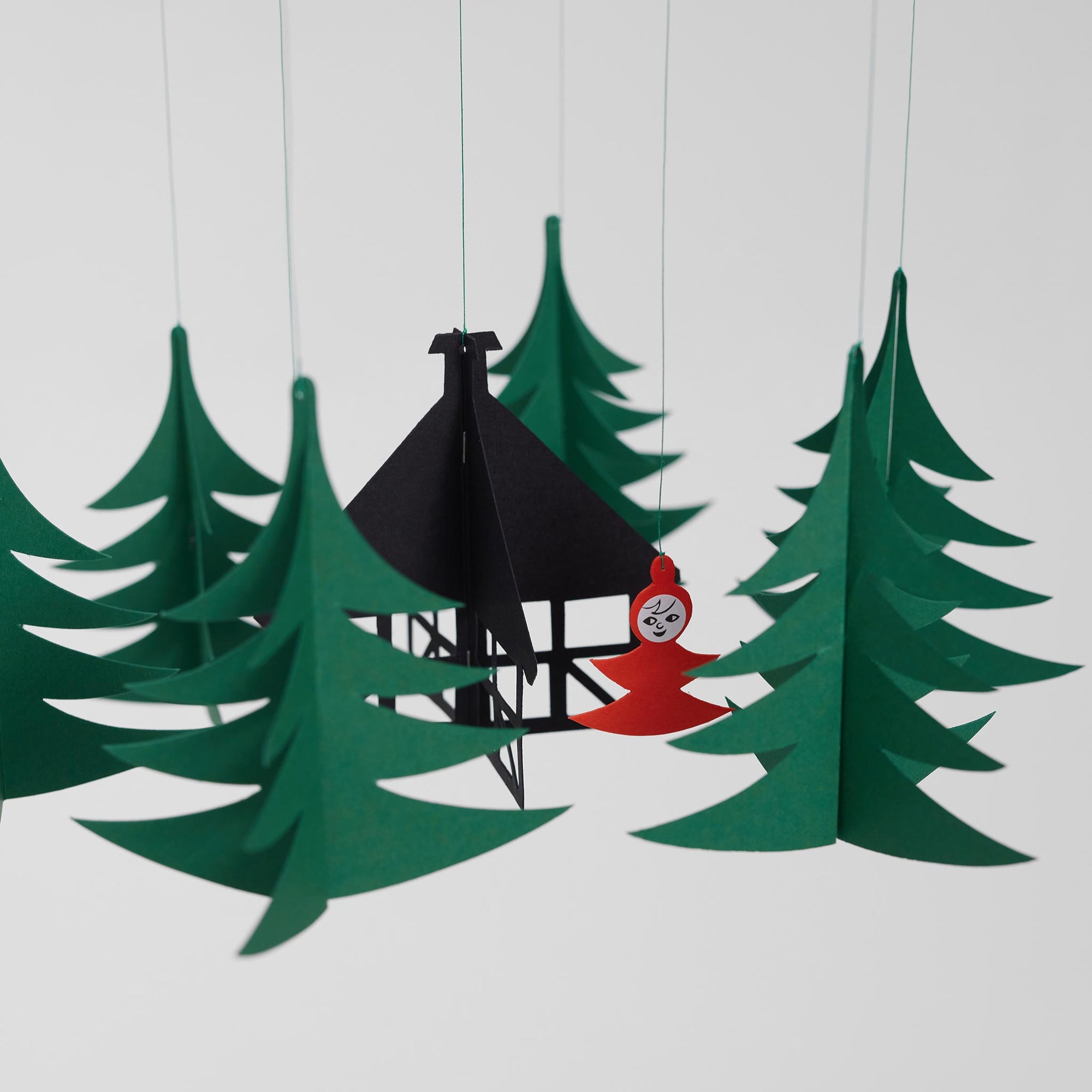 Flensted Mobiles（フレンステッド・モビール）は、1953年創業のデンマーク発・モビール専門ブランド。北欧デザインの文脈に立脚し、造形・質量配分・回転慣性を最適化して、わずかな気流でも自律的に表情を変える構成美を追求します。各パーツは重心とトルクの釣り合いを精密に設計し、静止と運動のあいだを往還する“動く彫刻”として空間に時間軸を付与。代表作「Lucky Storks」から幾何学、鳥類、気球まで多彩で、紙・ステンレス・木材の軽量構造は施工負荷が小さく、住宅・商業・ホスピタリティ・キッズ空間に適合します。現在もデンマーク国内で手作業組立・品質管理を徹底し、視覚ノイズを抑えた運動リズムが集中・鎮静・遊び心をもたらします。北欧インテリアの天井飾りや吊り下げモビールとして、リビング・子供部屋・出産祝いギフトに最適なデンマーク製の正規品です。