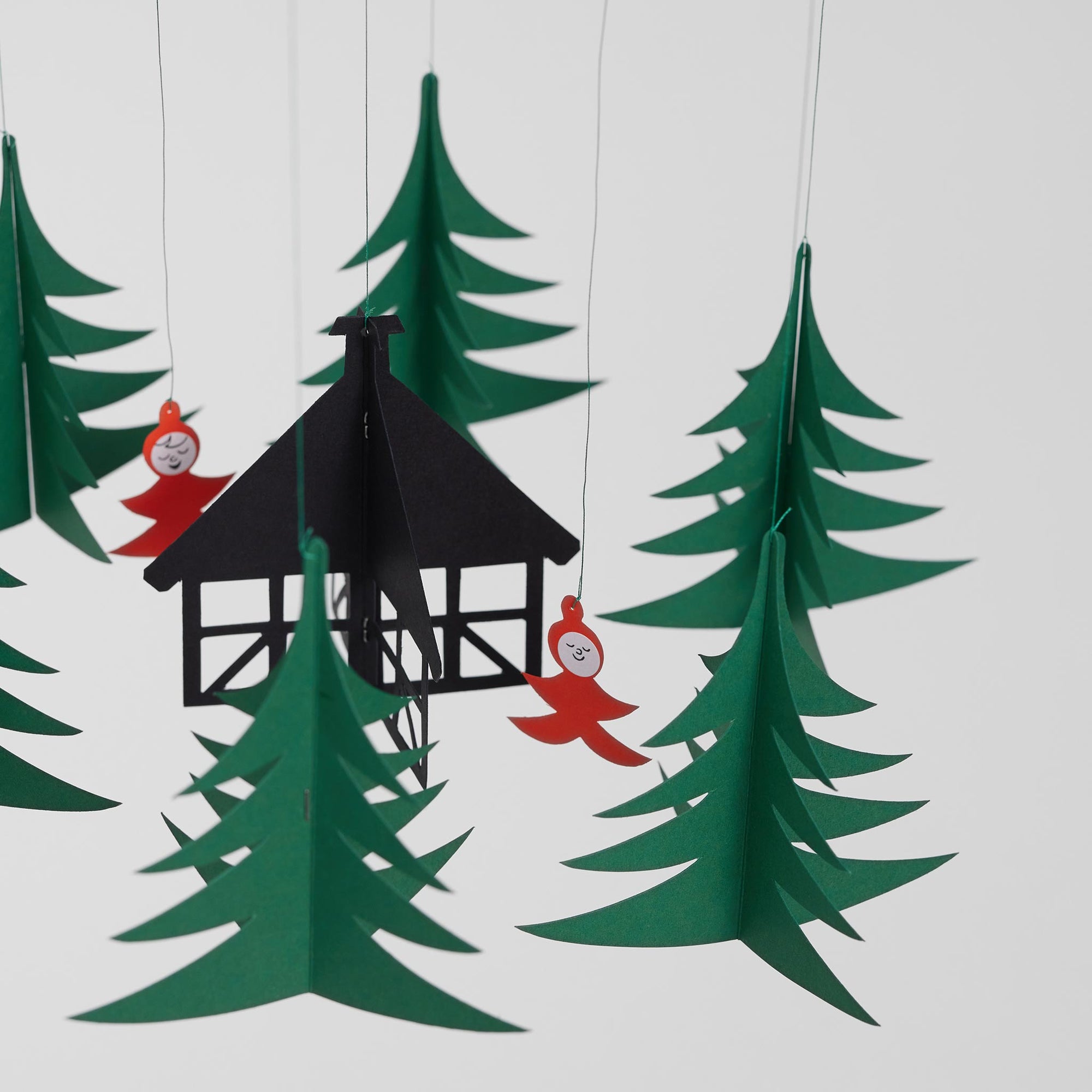 Flensted Mobiles（フレンステッド・モビール）は、1953年創業のデンマーク発・モビール専門ブランド。北欧デザインの文脈に立脚し、造形・質量配分・回転慣性を最適化して、わずかな気流でも自律的に表情を変える構成美を追求します。各パーツは重心とトルクの釣り合いを精密に設計し、静止と運動のあいだを往還する“動く彫刻”として空間に時間軸を付与。代表作「Lucky Storks」から幾何学、鳥類、気球まで多彩で、紙・ステンレス・木材の軽量構造は施工負荷が小さく、住宅・商業・ホスピタリティ・キッズ空間に適合します。現在もデンマーク国内で手作業組立・品質管理を徹底し、視覚ノイズを抑えた運動リズムが集中・鎮静・遊び心をもたらします。北欧インテリアの天井飾りや吊り下げモビールとして、リビング・子供部屋・出産祝いギフトに最適なデンマーク製の正規品です。