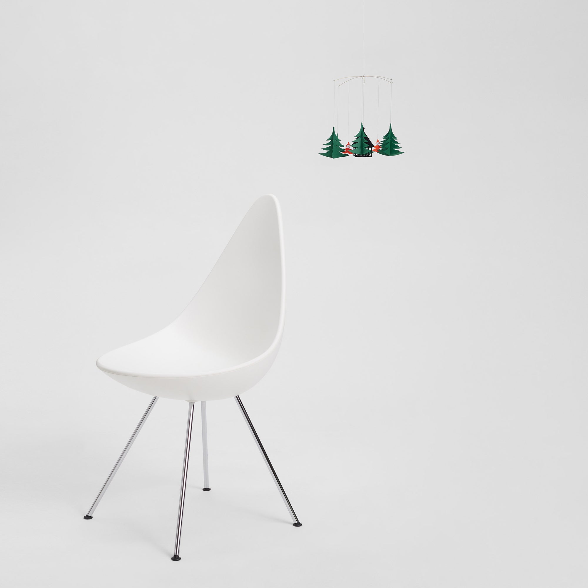 Flensted Mobiles（フレンステッド・モビール）は、1953年創業のデンマーク発・モビール専門ブランド。北欧デザインの文脈に立脚し、造形・質量配分・回転慣性を最適化して、わずかな気流でも自律的に表情を変える構成美を追求します。各パーツは重心とトルクの釣り合いを精密に設計し、静止と運動のあいだを往還する“動く彫刻”として空間に時間軸を付与。代表作「Lucky Storks」から幾何学、鳥類、気球まで多彩で、紙・ステンレス・木材の軽量構造は施工負荷が小さく、住宅・商業・ホスピタリティ・キッズ空間に適合します。現在もデンマーク国内で手作業組立・品質管理を徹底し、視覚ノイズを抑えた運動リズムが集中・鎮静・遊び心をもたらします。北欧インテリアの天井飾りや吊り下げモビールとして、リビング・子供部屋・出産祝いギフトに最適なデンマーク製の正規品です。