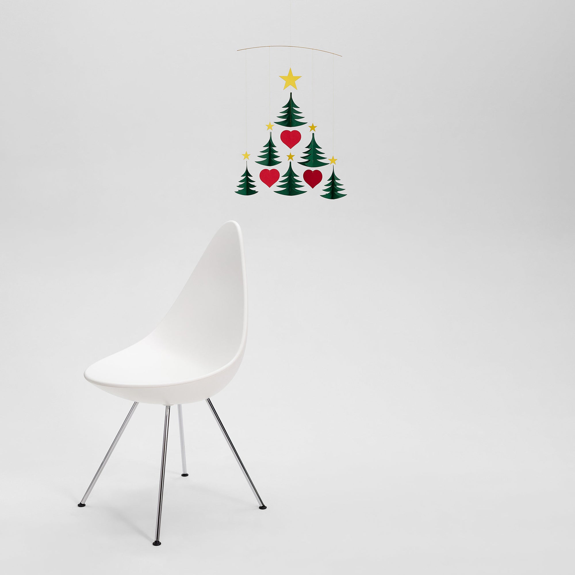 Flensted Mobiles（フレンステッド・モビール）は、1953年創業のデンマーク発・モビール専門ブランド。北欧デザインの文脈に立脚し、造形・質量配分・回転慣性を最適化して、わずかな気流でも自律的に表情を変える構成美を追求します。各パーツは重心とトルクの釣り合いを精密に設計し、静止と運動のあいだを往還する“動く彫刻”として空間に時間軸を付与。代表作「Lucky Storks」から幾何学、鳥類、気球まで多彩で、紙・ステンレス・木材の軽量構造は施工負荷が小さく、住宅・商業・ホスピタリティ・キッズ空間に適合します。現在もデンマーク国内で手作業組立・品質管理を徹底し、視覚ノイズを抑えた運動リズムが集中・鎮静・遊び心をもたらします。北欧インテリアの天井飾りや吊り下げモビールとして、リビング・子供部屋・出産祝いギフトに最適なデンマーク製の正規品です。