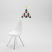 Flensted Mobiles（フレンステッド・モビール）は、1953年創業のデンマーク発・モビール専門ブランド。北欧デザインの文脈に立脚し、造形・質量配分・回転慣性を最適化して、わずかな気流でも自律的に表情を変える構成美を追求します。各パーツは重心とトルクの釣り合いを精密に設計し、静止と運動のあいだを往還する“動く彫刻”として空間に時間軸を付与。代表作「Lucky Storks」から幾何学、鳥類、気球まで多彩で、紙・ステンレス・木材の軽量構造は施工負荷が小さく、住宅・商業・ホスピタリティ・キッズ空間に適合します。現在もデンマーク国内で手作業組立・品質管理を徹底し、視覚ノイズを抑えた運動リズムが集中・鎮静・遊び心をもたらします。北欧インテリアの天井飾りや吊り下げモビールとして、リビング・子供部屋・出産祝いギフトに最適なデンマーク製の正規品です。