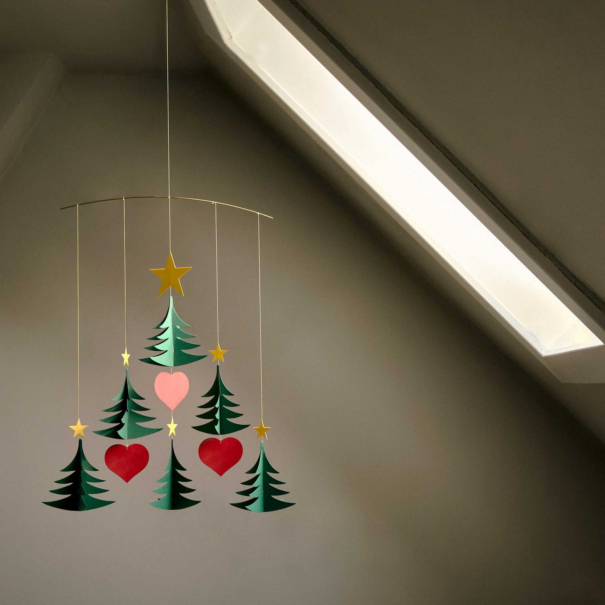 Flensted Mobiles（フレンステッド・モビール）は、1953年創業のデンマーク発・モビール専門ブランド。北欧デザインの文脈に立脚し、造形・質量配分・回転慣性を最適化して、わずかな気流でも自律的に表情を変える構成美を追求します。各パーツは重心とトルクの釣り合いを精密に設計し、静止と運動のあいだを往還する“動く彫刻”として空間に時間軸を付与。代表作「Lucky Storks」から幾何学、鳥類、気球まで多彩で、紙・ステンレス・木材の軽量構造は施工負荷が小さく、住宅・商業・ホスピタリティ・キッズ空間に適合します。現在もデンマーク国内で手作業組立・品質管理を徹底し、視覚ノイズを抑えた運動リズムが集中・鎮静・遊び心をもたらします。北欧インテリアの天井飾りや吊り下げモビールとして、リビング・子供部屋・出産祝いギフトに最適なデンマーク製の正規品です。