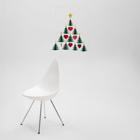 Flensted Mobiles（フレンステッド・モビール）は、1953年創業のデンマーク発・モビール専門ブランド。北欧デザインの文脈に立脚し、造形・質量配分・回転慣性を最適化して、わずかな気流でも自律的に表情を変える構成美を追求します。各パーツは重心とトルクの釣り合いを精密に設計し、静止と運動のあいだを往還する“動く彫刻”として空間に時間軸を付与。代表作「Lucky Storks」から幾何学、鳥類、気球まで多彩で、紙・ステンレス・木材の軽量構造は施工負荷が小さく、住宅・商業・ホスピタリティ・キッズ空間に適合します。現在もデンマーク国内で手作業組立・品質管理を徹底し、視覚ノイズを抑えた運動リズムが集中・鎮静・遊び心をもたらします。北欧インテリアの天井飾りや吊り下げモビールとして、リビング・子供部屋・出産祝いギフトに最適なデンマーク製の正規品です。