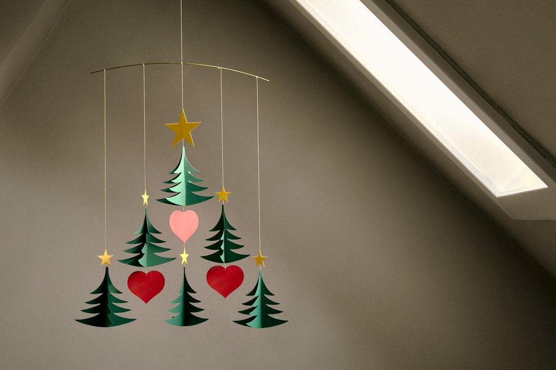 Flensted Hanging Art（フレンステッド・ハンギングアート）は、1954年にデンマークで誕生した北欧モビールの老舗ブランドです。創業者クリスチャン・フレンステッドと妻グレーテが自宅で最初のモビールを作ったことから始まり、現在も家族経営のもと、すべて手作業で丁寧に製作されています。風や空気の流れで繊細に揺れるモビールは、リビングや寝室、子供部屋、玄関、オフィスなど、さまざまな空間に静けさと調和をもたらします。北欧インテリアやモダンアートと調和するシンプルで洗練されたデザインは、出産祝いや引越し祝い、誕生日などのギフトにも最適。2024年にはブランド名を「Flensted mobiles」から「Flensted Hanging Art」へ刷新し、アート性とハンドメイドの温もりをそのままに、より現代的な世界観を発信しています。癒しの空間演出を求める方におすすめのインテリアアートです。