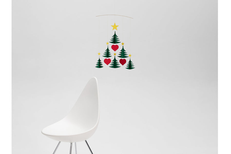 Flensted Hanging Art（フレンステッド・ハンギングアート）は、1954年にデンマークで誕生した北欧モビールの老舗ブランドです。創業者クリスチャン・フレンステッドと妻グレーテが自宅で最初のモビールを作ったことから始まり、現在も家族経営のもと、すべて手作業で丁寧に製作されています。風や空気の流れで繊細に揺れるモビールは、リビングや寝室、子供部屋、玄関、オフィスなど、さまざまな空間に静けさと調和をもたらします。北欧インテリアやモダンアートと調和するシンプルで洗練されたデザインは、出産祝いや引越し祝い、誕生日などのギフトにも最適。2024年にはブランド名を「Flensted mobiles」から「Flensted Hanging Art」へ刷新し、アート性とハンドメイドの温もりをそのままに、より現代的な世界観を発信しています。癒しの空間演出を求める方におすすめのインテリアアートです。