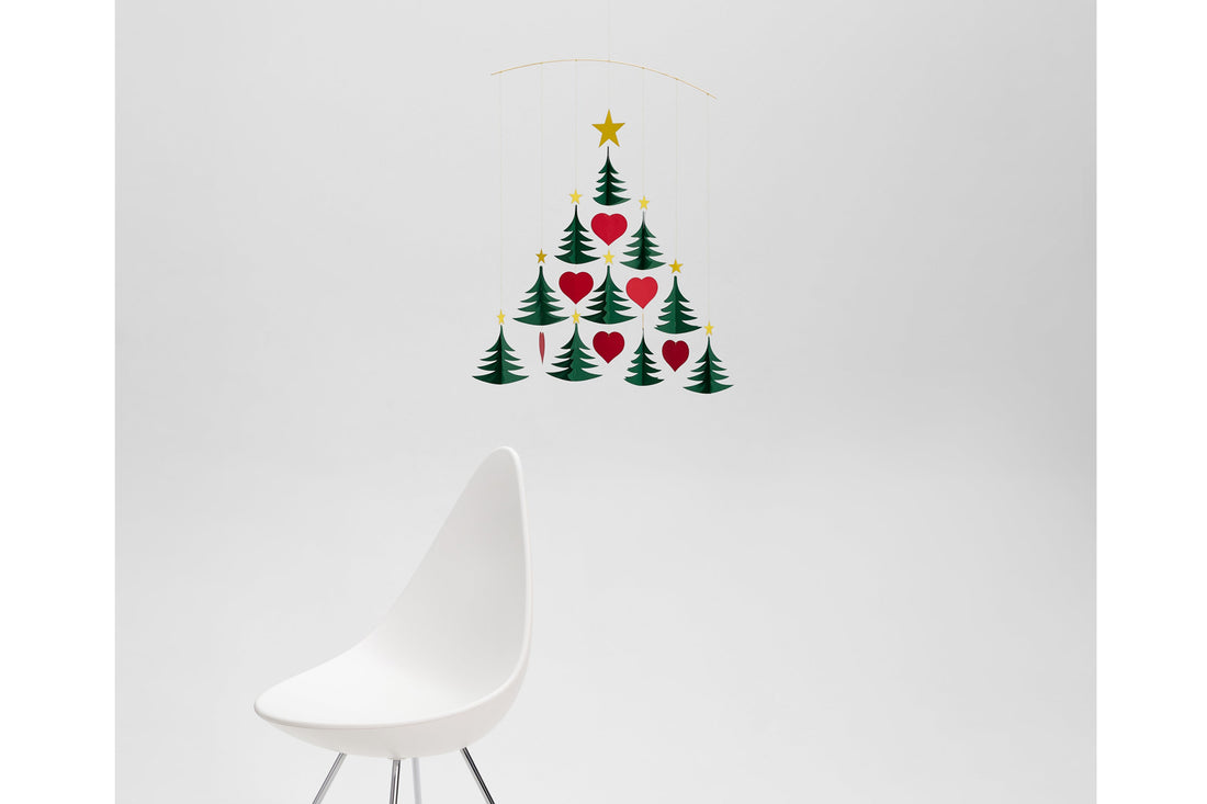 Flensted Hanging Art（フレンステッド・ハンギングアート）は、1954年にデンマークで誕生した北欧モビールの老舗ブランドです。創業者クリスチャン・フレンステッドと妻グレーテが自宅で最初のモビールを作ったことから始まり、現在も家族経営のもと、すべて手作業で丁寧に製作されています。風や空気の流れで繊細に揺れるモビールは、リビングや寝室、子供部屋、玄関、オフィスなど、さまざまな空間に静けさと調和をもたらします。北欧インテリアやモダンアートと調和するシンプルで洗練されたデザインは、出産祝いや引越し祝い、誕生日などのギフトにも最適。2024年にはブランド名を「Flensted mobiles」から「Flensted Hanging Art」へ刷新し、アート性とハンドメイドの温もりをそのままに、より現代的な世界観を発信しています。癒しの空間演出を求める方におすすめのインテリアアートです。