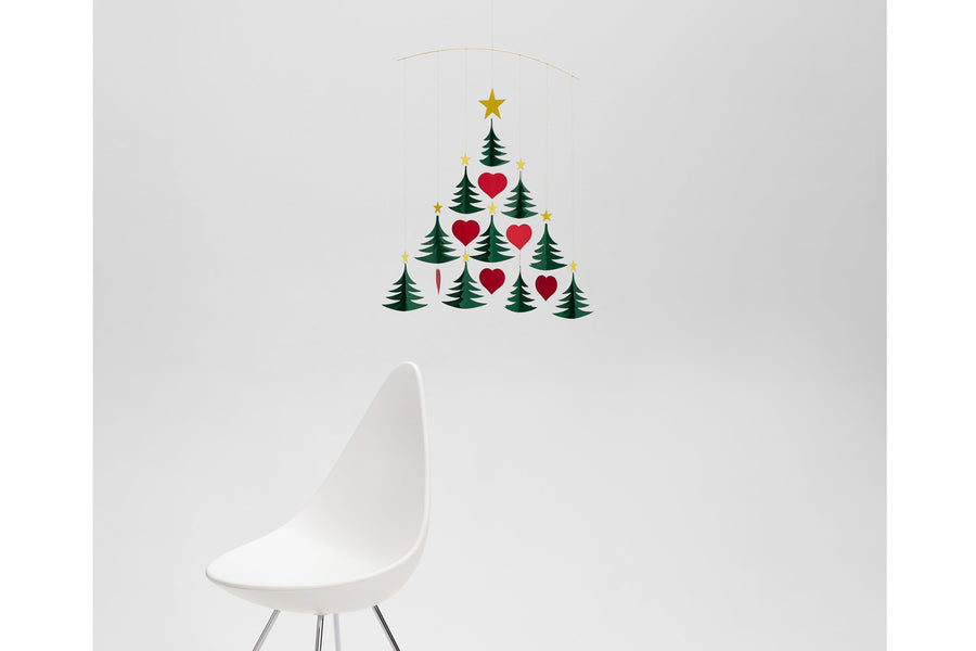 Flensted Hanging Art（フレンステッド・ハンギングアート）は、1954年にデンマークで誕生した北欧モビールの老舗ブランドです。創業者クリスチャン・フレンステッドと妻グレーテが自宅で最初のモビールを作ったことから始まり、現在も家族経営のもと、すべて手作業で丁寧に製作されています。風や空気の流れで繊細に揺れるモビールは、リビングや寝室、子供部屋、玄関、オフィスなど、さまざまな空間に静けさと調和をもたらします。北欧インテリアやモダンアートと調和するシンプルで洗練されたデザインは、出産祝いや引越し祝い、誕生日などのギフトにも最適。2024年にはブランド名を「Flensted mobiles」から「Flensted Hanging Art」へ刷新し、アート性とハンドメイドの温もりをそのままに、より現代的な世界観を発信しています。癒しの空間演出を求める方におすすめのインテリアアートです。