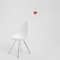 Flensted Mobiles（フレンステッド・モビール）は、1953年創業のデンマーク発・モビール専門ブランド。北欧デザインの文脈に立脚し、造形・質量配分・回転慣性を最適化して、わずかな気流でも自律的に表情を変える構成美を追求します。各パーツは重心とトルクの釣り合いを精密に設計し、静止と運動のあいだを往還する“動く彫刻”として空間に時間軸を付与。代表作「Lucky Storks」から幾何学、鳥類、気球まで多彩で、紙・ステンレス・木材の軽量構造は施工負荷が小さく、住宅・商業・ホスピタリティ・キッズ空間に適合します。現在もデンマーク国内で手作業組立・品質管理を徹底し、視覚ノイズを抑えた運動リズムが集中・鎮静・遊び心をもたらします。北欧インテリアの天井飾りや吊り下げモビールとして、リビング・子供部屋・出産祝いギフトに最適なデンマーク製の正規品です。