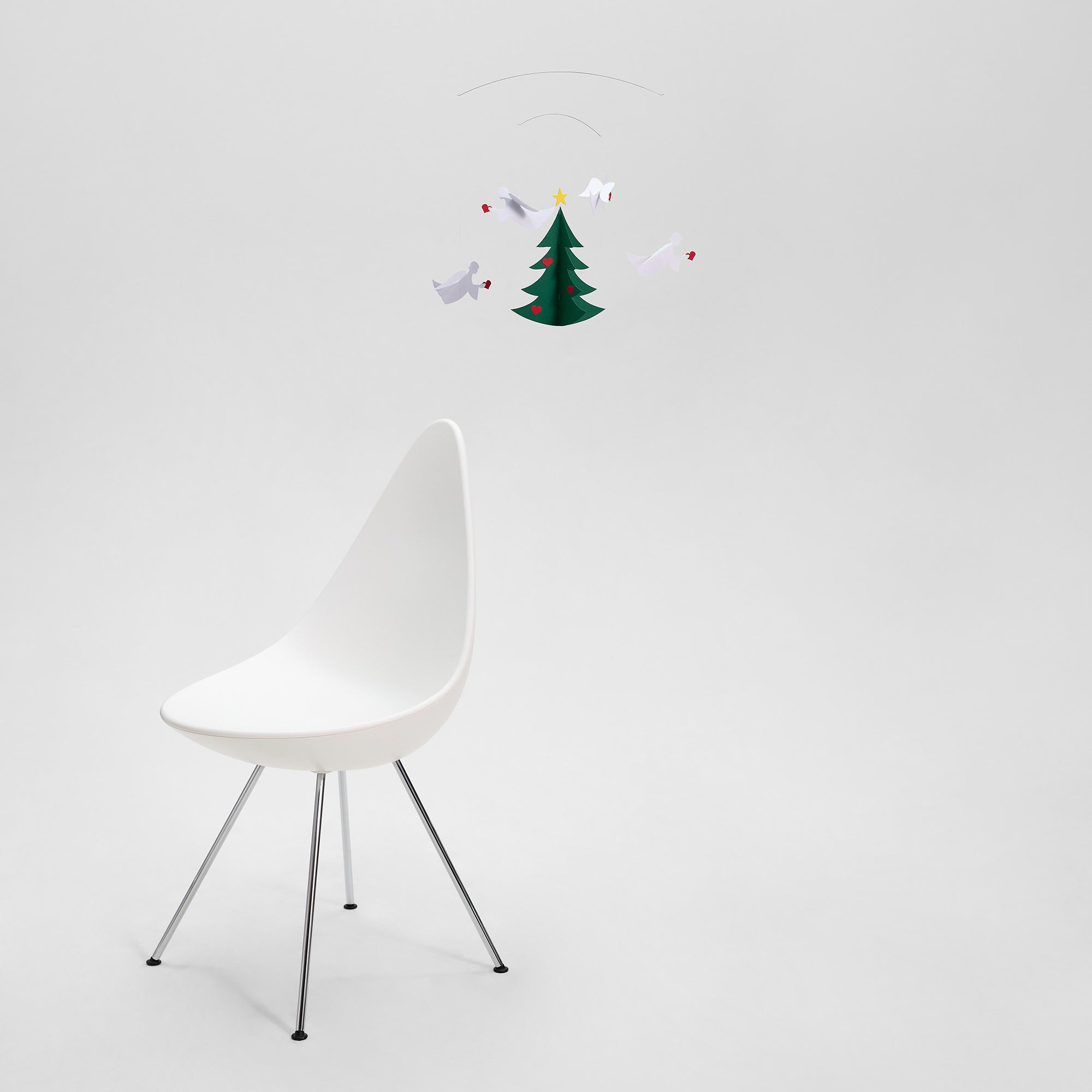 Flensted Mobiles（フレンステッド・モビール）は、1953年創業のデンマーク発・モビール専門ブランド。北欧デザインの文脈に立脚し、造形・質量配分・回転慣性を最適化して、わずかな気流でも自律的に表情を変える構成美を追求します。各パーツは重心とトルクの釣り合いを精密に設計し、静止と運動のあいだを往還する“動く彫刻”として空間に時間軸を付与。代表作「Lucky Storks」から幾何学、鳥類、気球まで多彩で、紙・ステンレス・木材の軽量構造は施工負荷が小さく、住宅・商業・ホスピタリティ・キッズ空間に適合します。現在もデンマーク国内で手作業組立・品質管理を徹底し、視覚ノイズを抑えた運動リズムが集中・鎮静・遊び心をもたらします。北欧インテリアの天井飾りや吊り下げモビールとして、リビング・子供部屋・出産祝いギフトに最適なデンマーク製の正規品です。