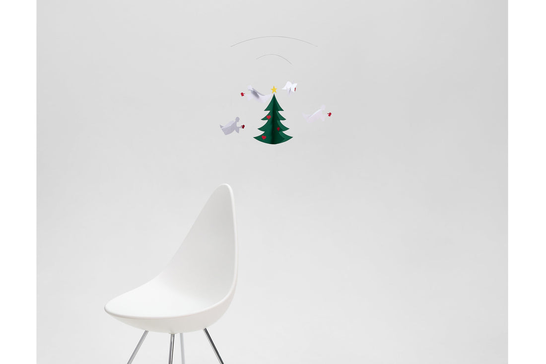 Flensted Hanging Art（フレンステッド・ハンギングアート）は、1954年にデンマークで誕生した北欧モビールの老舗ブランドです。創業者クリスチャン・フレンステッドと妻グレーテが自宅で最初のモビールを作ったことから始まり、現在も家族経営のもと、すべて手作業で丁寧に製作されています。風や空気の流れで繊細に揺れるモビールは、リビングや寝室、子供部屋、玄関、オフィスなど、さまざまな空間に静けさと調和をもたらします。北欧インテリアやモダンアートと調和するシンプルで洗練されたデザインは、出産祝いや引越し祝い、誕生日などのギフトにも最適。2024年にはブランド名を「Flensted mobiles」から「Flensted Hanging Art」へ刷新し、アート性とハンドメイドの温もりをそのままに、より現代的な世界観を発信しています。癒しの空間演出を求める方におすすめのインテリアアートです。
