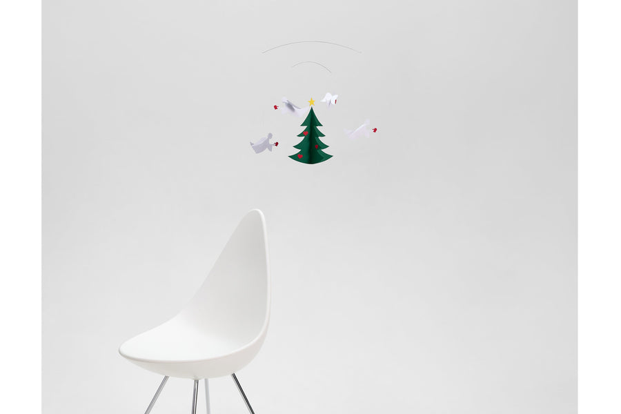 Flensted Hanging Art（フレンステッド・ハンギングアート）は、1954年にデンマークで誕生した北欧モビールの老舗ブランドです。創業者クリスチャン・フレンステッドと妻グレーテが自宅で最初のモビールを作ったことから始まり、現在も家族経営のもと、すべて手作業で丁寧に製作されています。風や空気の流れで繊細に揺れるモビールは、リビングや寝室、子供部屋、玄関、オフィスなど、さまざまな空間に静けさと調和をもたらします。北欧インテリアやモダンアートと調和するシンプルで洗練されたデザインは、出産祝いや引越し祝い、誕生日などのギフトにも最適。2024年にはブランド名を「Flensted mobiles」から「Flensted Hanging Art」へ刷新し、アート性とハンドメイドの温もりをそのままに、より現代的な世界観を発信しています。癒しの空間演出を求める方におすすめのインテリアアートです。