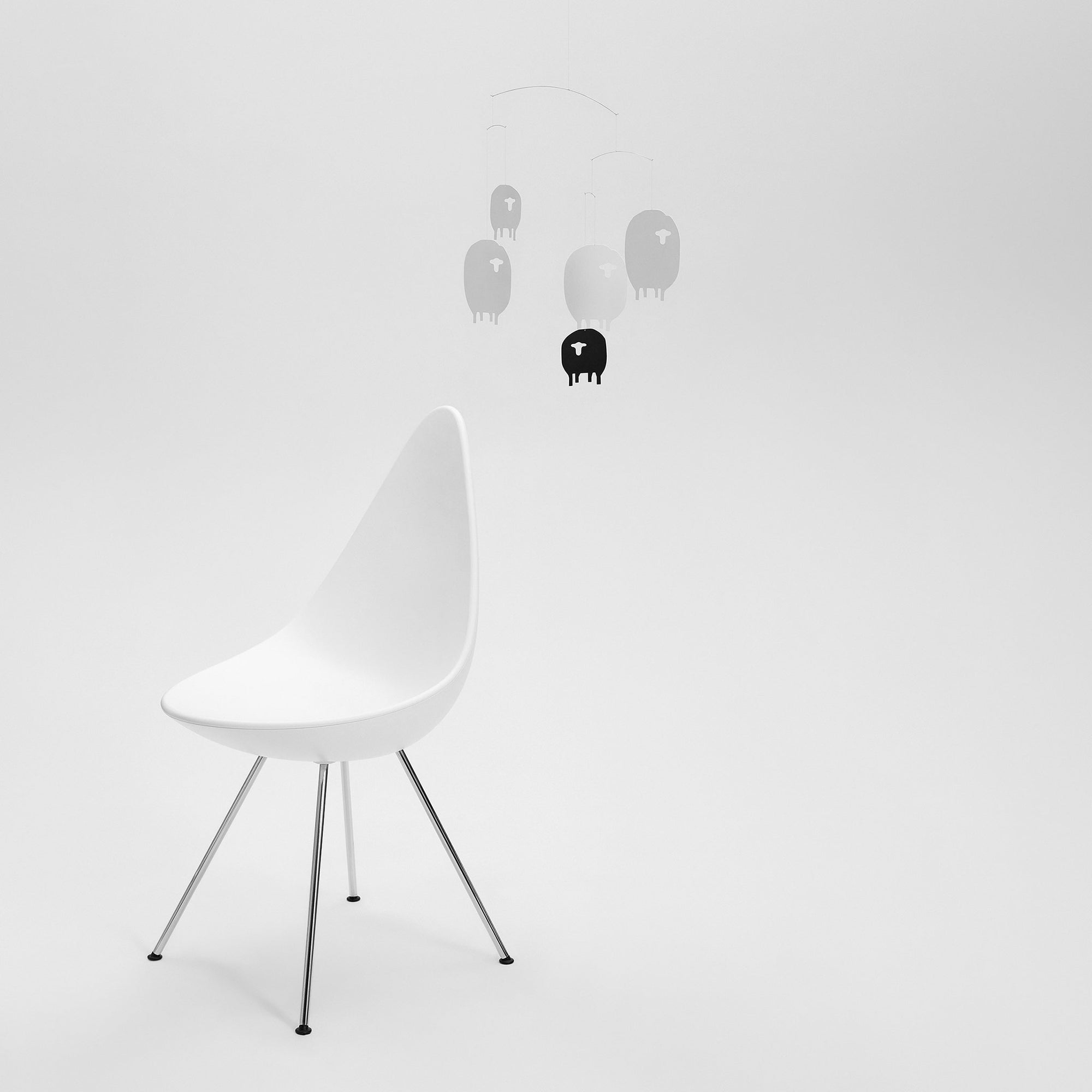 Flensted Mobiles（フレンステッド・モビール）は、1953年創業のデンマーク発・モビール専門ブランド。北欧デザインの文脈に立脚し、造形・質量配分・回転慣性を最適化して、わずかな気流でも自律的に表情を変える構成美を追求します。各パーツは重心とトルクの釣り合いを精密に設計し、静止と運動のあいだを往還する“動く彫刻”として空間に時間軸を付与。代表作「Lucky Storks」から幾何学、鳥類、気球まで多彩で、紙・ステンレス・木材の軽量構造は施工負荷が小さく、住宅・商業・ホスピタリティ・キッズ空間に適合します。現在もデンマーク国内で手作業組立・品質管理を徹底し、視覚ノイズを抑えた運動リズムが集中・鎮静・遊び心をもたらします。北欧インテリアの天井飾りや吊り下げモビールとして、リビング・子供部屋・出産祝いギフトに最適なデンマーク製の正規品です。