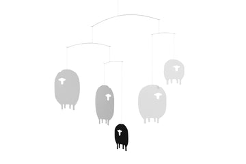 Flensted Hanging Art（フレンステッド・ハンギングアート）は、1954年にデンマークで誕生した北欧モビールの老舗ブランドです。創業者クリスチャン・フレンステッドと妻グレーテが自宅で最初のモビールを作ったことから始まり、現在も家族経営のもと、すべて手作業で丁寧に製作されています。風や空気の流れで繊細に揺れるモビールは、リビングや寝室、子供部屋、玄関、オフィスなど、さまざまな空間に静けさと調和をもたらします。北欧インテリアやモダンアートと調和するシンプルで洗練されたデザインは、出産祝いや引越し祝い、誕生日などのギフトにも最適。2024年にはブランド名を「Flensted mobiles」から「Flensted Hanging Art」へ刷新し、アート性とハンドメイドの温もりをそのままに、より現代的な世界観を発信しています。癒しの空間演出を求める方におすすめのインテリアアートです。
