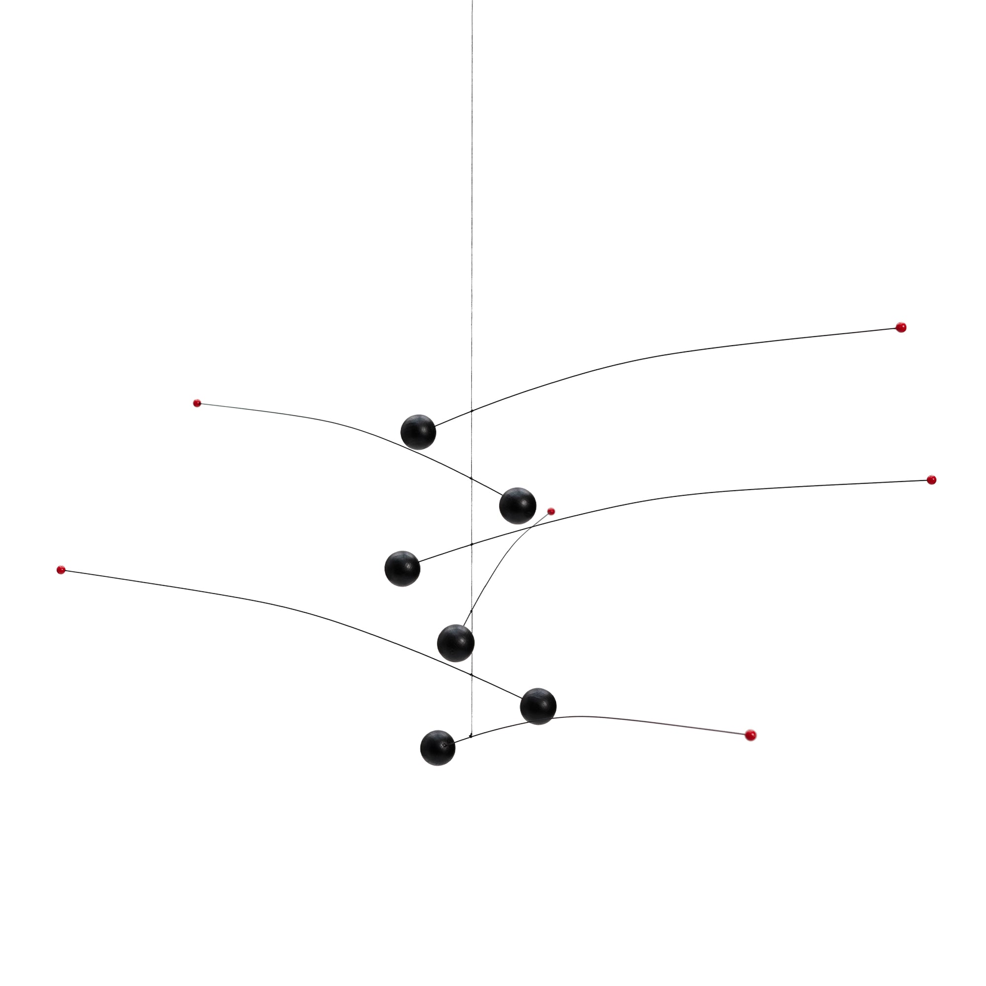 Flensted Mobiles（フレンステッド・モビール）は、1953年創業のデンマーク発・モビール専門ブランド。北欧デザインの文脈に立脚し、造形・質量配分・回転慣性を最適化して、わずかな気流でも自律的に表情を変える構成美を追求します。各パーツは重心とトルクの釣り合いを精密に設計し、静止と運動のあいだを往還する“動く彫刻”として空間に時間軸を付与。代表作「Lucky Storks」から幾何学、鳥類、気球まで多彩で、紙・ステンレス・木材の軽量構造は施工負荷が小さく、住宅・商業・ホスピタリティ・キッズ空間に適合します。現在もデンマーク国内で手作業組立・品質管理を徹底し、視覚ノイズを抑えた運動リズムが集中・鎮静・遊び心をもたらします。北欧インテリアの天井飾りや吊り下げモビールとして、リビング・子供部屋・出産祝いギフトに最適なデンマーク製の正規品です。