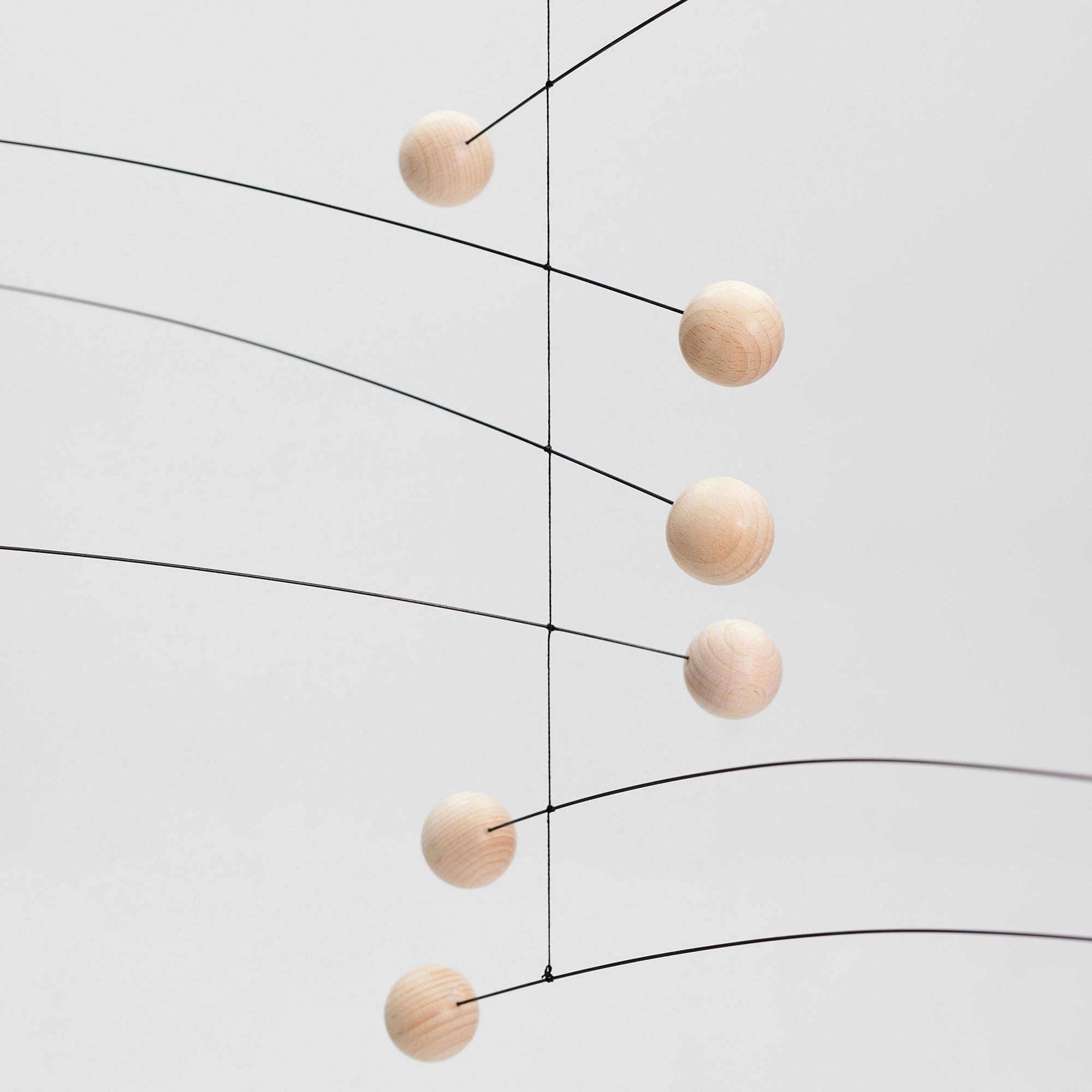 Flensted Mobiles（フレンステッド・モビール）は、1953年創業のデンマーク発・モビール専門ブランド。北欧デザインの文脈に立脚し、造形・質量配分・回転慣性を最適化して、わずかな気流でも自律的に表情を変える構成美を追求します。各パーツは重心とトルクの釣り合いを精密に設計し、静止と運動のあいだを往還する“動く彫刻”として空間に時間軸を付与。代表作「Lucky Storks」から幾何学、鳥類、気球まで多彩で、紙・ステンレス・木材の軽量構造は施工負荷が小さく、住宅・商業・ホスピタリティ・キッズ空間に適合します。現在もデンマーク国内で手作業組立・品質管理を徹底し、視覚ノイズを抑えた運動リズムが集中・鎮静・遊び心をもたらします。北欧インテリアの天井飾りや吊り下げモビールとして、リビング・子供部屋・出産祝いギフトに最適なデンマーク製の正規品です。