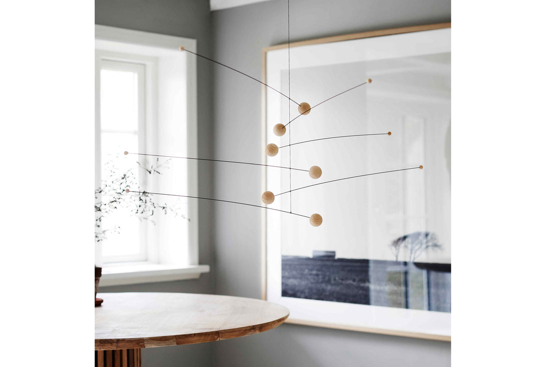 Flensted Hanging Art（フレンステッド・ハンギングアート）は、1954年にデンマークで誕生した北欧モビールの老舗ブランドです。創業者クリスチャン・フレンステッドと妻グレーテが自宅で最初のモビールを作ったことから始まり、現在も家族経営のもと、すべて手作業で丁寧に製作されています。風や空気の流れで繊細に揺れるモビールは、リビングや寝室、子供部屋、玄関、オフィスなど、さまざまな空間に静けさと調和をもたらします。北欧インテリアやモダンアートと調和するシンプルで洗練されたデザインは、出産祝いや引越し祝い、誕生日などのギフトにも最適。2024年にはブランド名を「Flensted mobiles」から「Flensted Hanging Art」へ刷新し、アート性とハンドメイドの温もりをそのままに、より現代的な世界観を発信しています。癒しの空間演出を求める方におすすめのインテリアアートです。