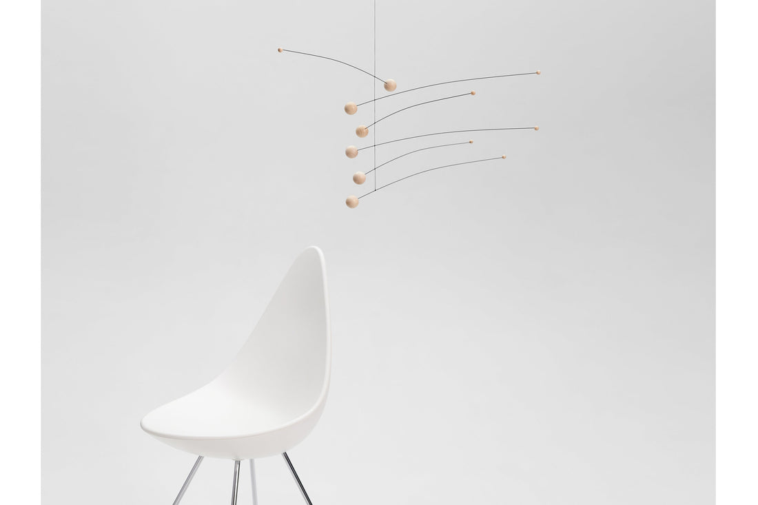 Flensted Hanging Art（フレンステッド・ハンギングアート）は、1954年にデンマークで誕生した北欧モビールの老舗ブランドです。創業者クリスチャン・フレンステッドと妻グレーテが自宅で最初のモビールを作ったことから始まり、現在も家族経営のもと、すべて手作業で丁寧に製作されています。風や空気の流れで繊細に揺れるモビールは、リビングや寝室、子供部屋、玄関、オフィスなど、さまざまな空間に静けさと調和をもたらします。北欧インテリアやモダンアートと調和するシンプルで洗練されたデザインは、出産祝いや引越し祝い、誕生日などのギフトにも最適。2024年にはブランド名を「Flensted mobiles」から「Flensted Hanging Art」へ刷新し、アート性とハンドメイドの温もりをそのままに、より現代的な世界観を発信しています。癒しの空間演出を求める方におすすめのインテリアアートです。