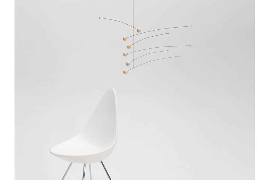 Flensted Hanging Art（フレンステッド・ハンギングアート）は、1954年にデンマークで誕生した北欧モビールの老舗ブランドです。創業者クリスチャン・フレンステッドと妻グレーテが自宅で最初のモビールを作ったことから始まり、現在も家族経営のもと、すべて手作業で丁寧に製作されています。風や空気の流れで繊細に揺れるモビールは、リビングや寝室、子供部屋、玄関、オフィスなど、さまざまな空間に静けさと調和をもたらします。北欧インテリアやモダンアートと調和するシンプルで洗練されたデザインは、出産祝いや引越し祝い、誕生日などのギフトにも最適。2024年にはブランド名を「Flensted mobiles」から「Flensted Hanging Art」へ刷新し、アート性とハンドメイドの温もりをそのままに、より現代的な世界観を発信しています。癒しの空間演出を求める方におすすめのインテリアアートです。