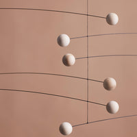 Flensted Hanging Art（フレンステッド・ハンギングアート）は、1954年にデンマークで誕生した北欧モビールの老舗ブランドです。創業者クリスチャン・フレンステッドと妻グレーテが自宅で最初のモビールを作ったことから始まり、現在も家族経営のもと、すべて手作業で丁寧に製作されています。風や空気の流れで繊細に揺れるモビールは、リビングや寝室、子供部屋、玄関、オフィスなど、さまざまな空間に静けさと調和をもたらします。北欧インテリアやモダンアートと調和するシンプルで洗練されたデザインは、出産祝いや引越し祝い、誕生日などのギフトにも最適。2024年にはブランド名を「Flensted mobiles」から「Flensted Hanging Art」へ刷新し、アート性とハンドメイドの温もりをそのままに、より現代的な世界観を発信しています。癒しの空間演出を求める方におすすめのインテリアアートです。