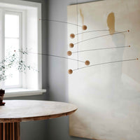 Flensted Hanging Art（フレンステッド・ハンギングアート）は、1954年にデンマークで誕生した北欧モビールの老舗ブランドです。創業者クリスチャン・フレンステッドと妻グレーテが自宅で最初のモビールを作ったことから始まり、現在も家族経営のもと、すべて手作業で丁寧に製作されています。風や空気の流れで繊細に揺れるモビールは、リビングや寝室、子供部屋、玄関、オフィスなど、さまざまな空間に静けさと調和をもたらします。北欧インテリアやモダンアートと調和するシンプルで洗練されたデザインは、出産祝いや引越し祝い、誕生日などのギフトにも最適。2024年にはブランド名を「Flensted mobiles」から「Flensted Hanging Art」へ刷新し、アート性とハンドメイドの温もりをそのままに、より現代的な世界観を発信しています。癒しの空間演出を求める方におすすめのインテリアアートです。