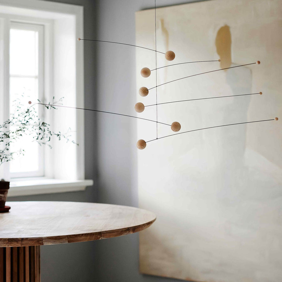 Flensted Hanging Art（フレンステッド・ハンギングアート）は、1954年にデンマークで誕生した北欧モビールの老舗ブランドです。創業者クリスチャン・フレンステッドと妻グレーテが自宅で最初のモビールを作ったことから始まり、現在も家族経営のもと、すべて手作業で丁寧に製作されています。風や空気の流れで繊細に揺れるモビールは、リビングや寝室、子供部屋、玄関、オフィスなど、さまざまな空間に静けさと調和をもたらします。北欧インテリアやモダンアートと調和するシンプルで洗練されたデザインは、出産祝いや引越し祝い、誕生日などのギフトにも最適。2024年にはブランド名を「Flensted mobiles」から「Flensted Hanging Art」へ刷新し、アート性とハンドメイドの温もりをそのままに、より現代的な世界観を発信しています。癒しの空間演出を求める方におすすめのインテリアアートです。