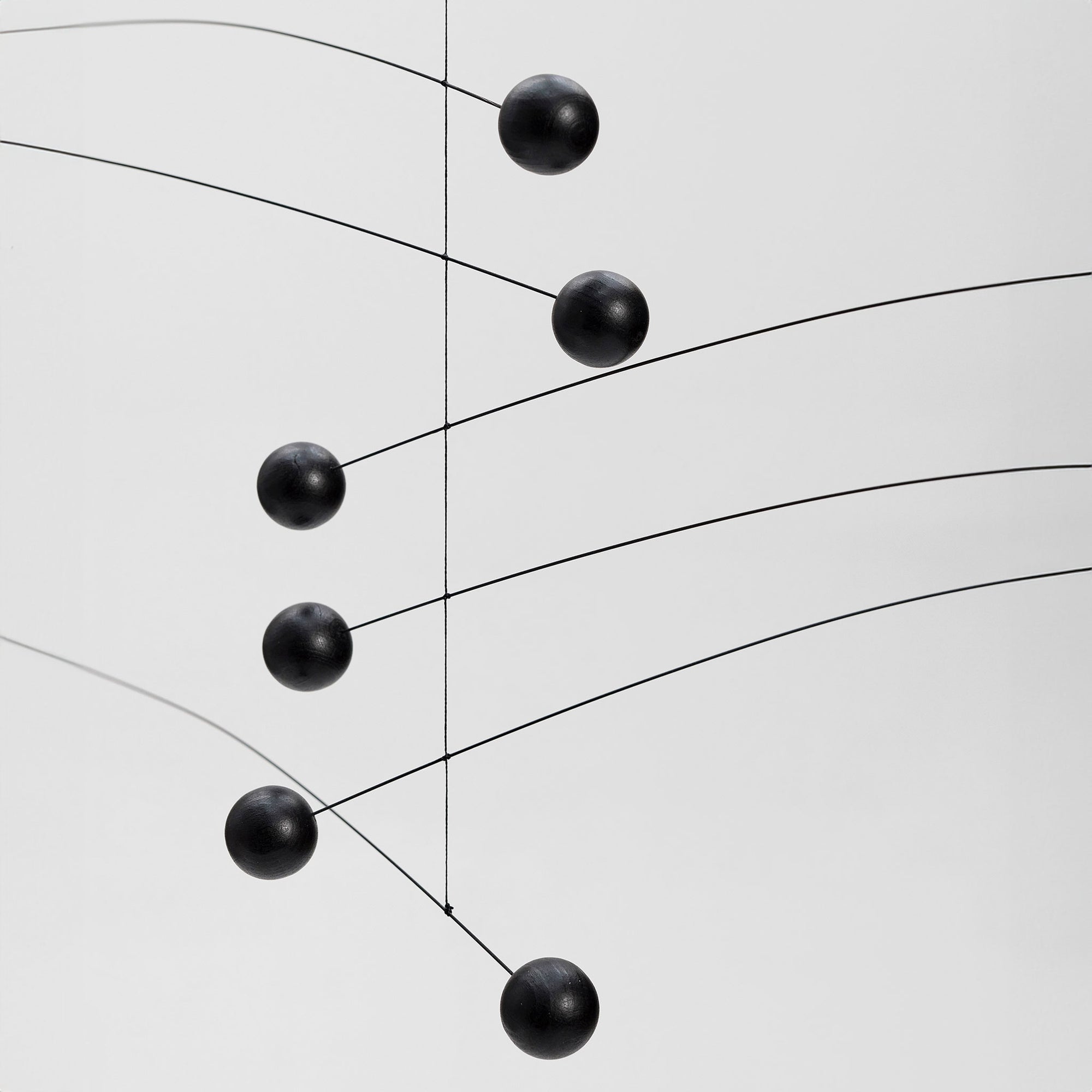 Flensted Mobiles（フレンステッド・モビール）は、1953年創業のデンマーク発・モビール専門ブランド。北欧デザインの文脈に立脚し、造形・質量配分・回転慣性を最適化して、わずかな気流でも自律的に表情を変える構成美を追求します。各パーツは重心とトルクの釣り合いを精密に設計し、静止と運動のあいだを往還する“動く彫刻”として空間に時間軸を付与。代表作「Lucky Storks」から幾何学、鳥類、気球まで多彩で、紙・ステンレス・木材の軽量構造は施工負荷が小さく、住宅・商業・ホスピタリティ・キッズ空間に適合します。現在もデンマーク国内で手作業組立・品質管理を徹底し、視覚ノイズを抑えた運動リズムが集中・鎮静・遊び心をもたらします。北欧インテリアの天井飾りや吊り下げモビールとして、リビング・子供部屋・出産祝いギフトに最適なデンマーク製の正規品です。