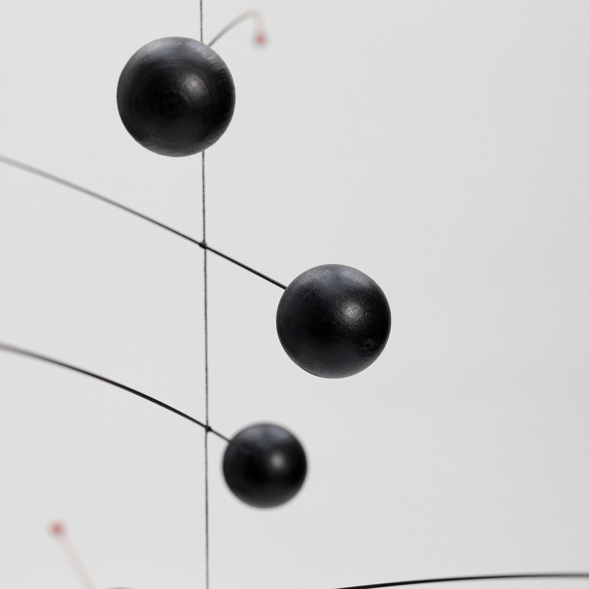 Flensted Mobiles（フレンステッド・モビール）は、1953年創業のデンマーク発・モビール専門ブランド。北欧デザインの文脈に立脚し、造形・質量配分・回転慣性を最適化して、わずかな気流でも自律的に表情を変える構成美を追求します。各パーツは重心とトルクの釣り合いを精密に設計し、静止と運動のあいだを往還する“動く彫刻”として空間に時間軸を付与。代表作「Lucky Storks」から幾何学、鳥類、気球まで多彩で、紙・ステンレス・木材の軽量構造は施工負荷が小さく、住宅・商業・ホスピタリティ・キッズ空間に適合します。現在もデンマーク国内で手作業組立・品質管理を徹底し、視覚ノイズを抑えた運動リズムが集中・鎮静・遊び心をもたらします。北欧インテリアの天井飾りや吊り下げモビールとして、リビング・子供部屋・出産祝いギフトに最適なデンマーク製の正規品です。